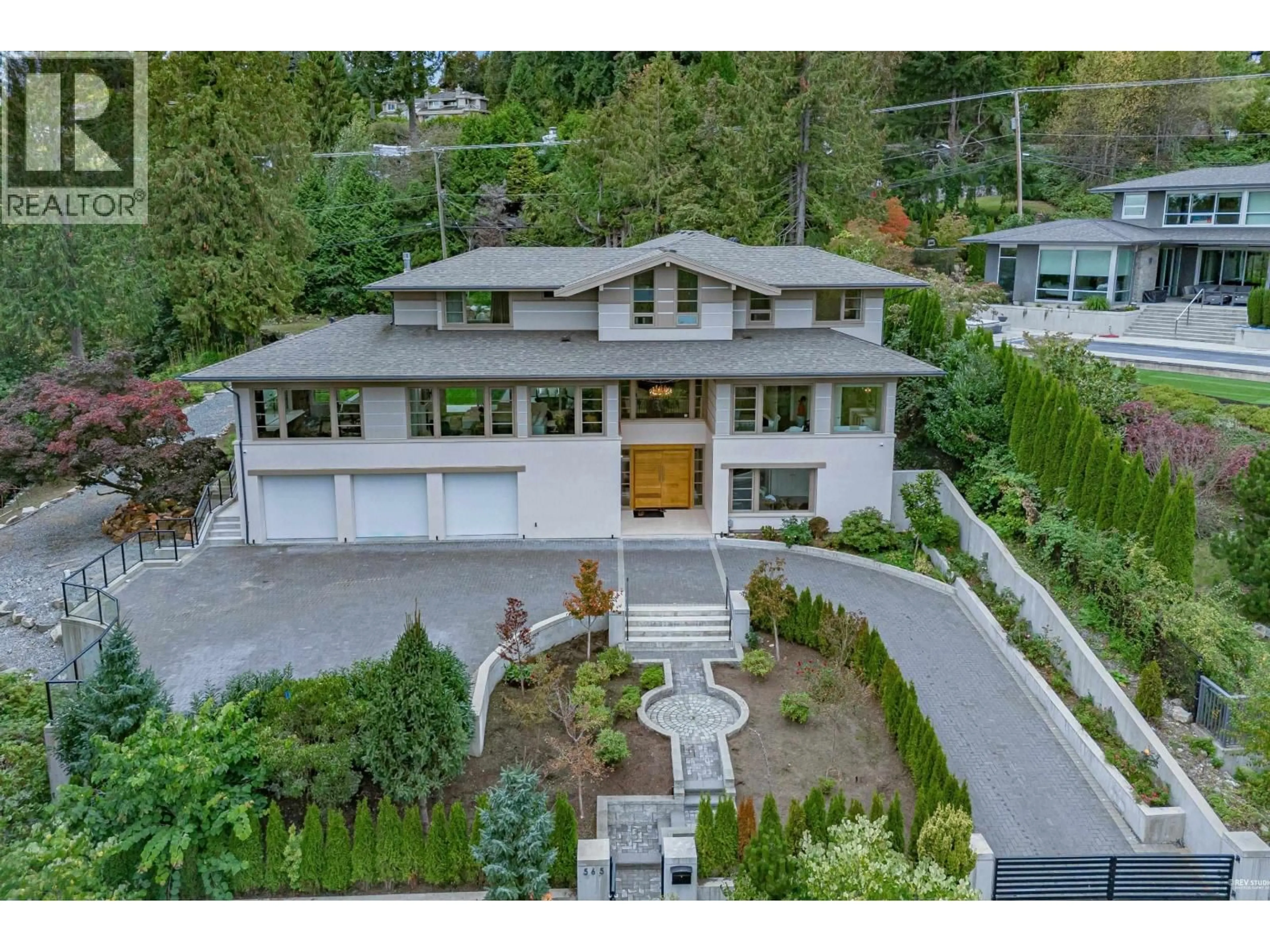 A pic from outside/outdoor area/front of a property/back of a property/a pic from drone, unknown for 565 ROBIN HOOD ROAD, West Vancouver British Columbia V7S1T4