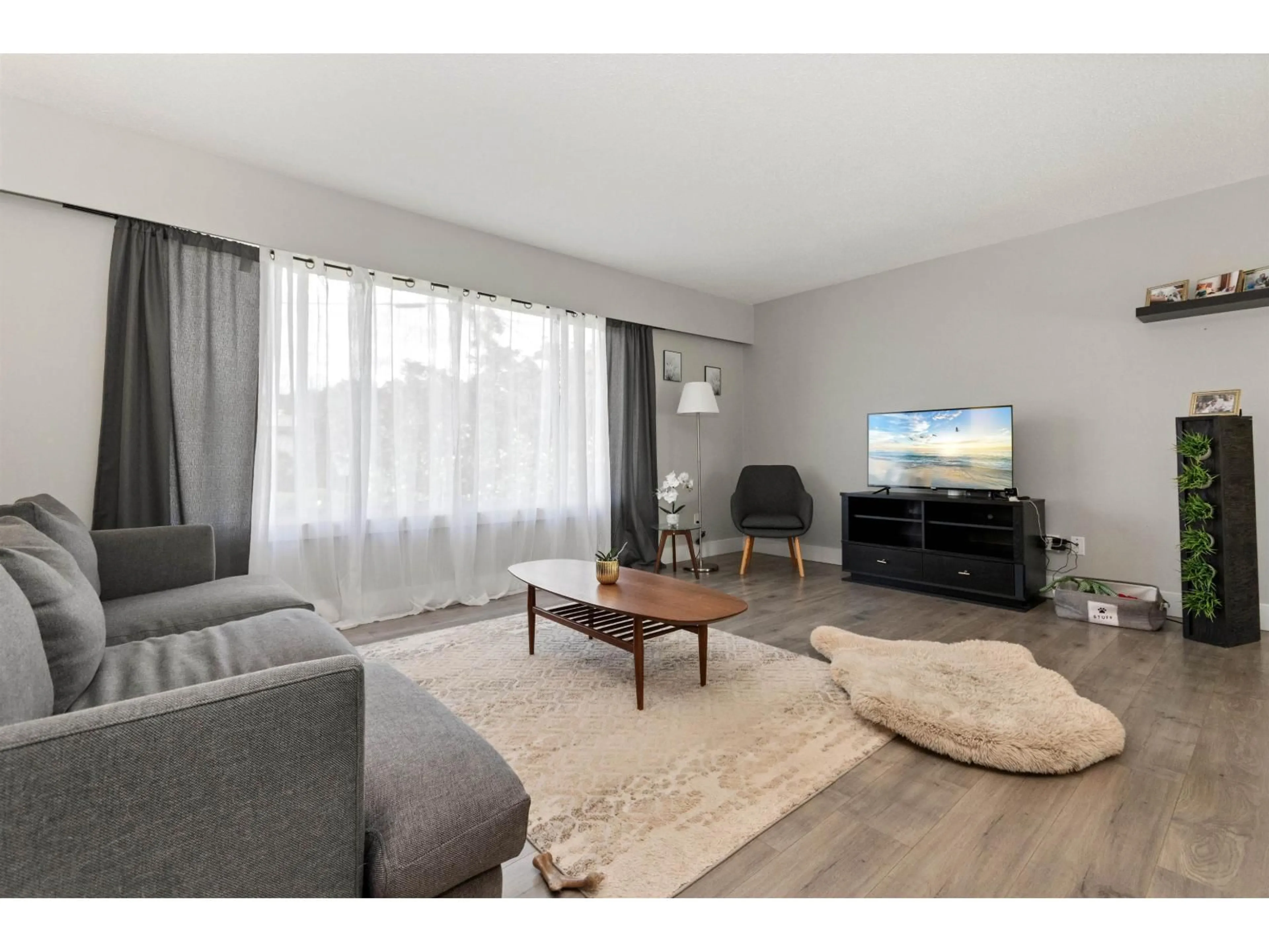 Living room with furniture, wood/laminate floor for 9476 PAULA CRESCENT, Chilliwack British Columbia V2P6H2