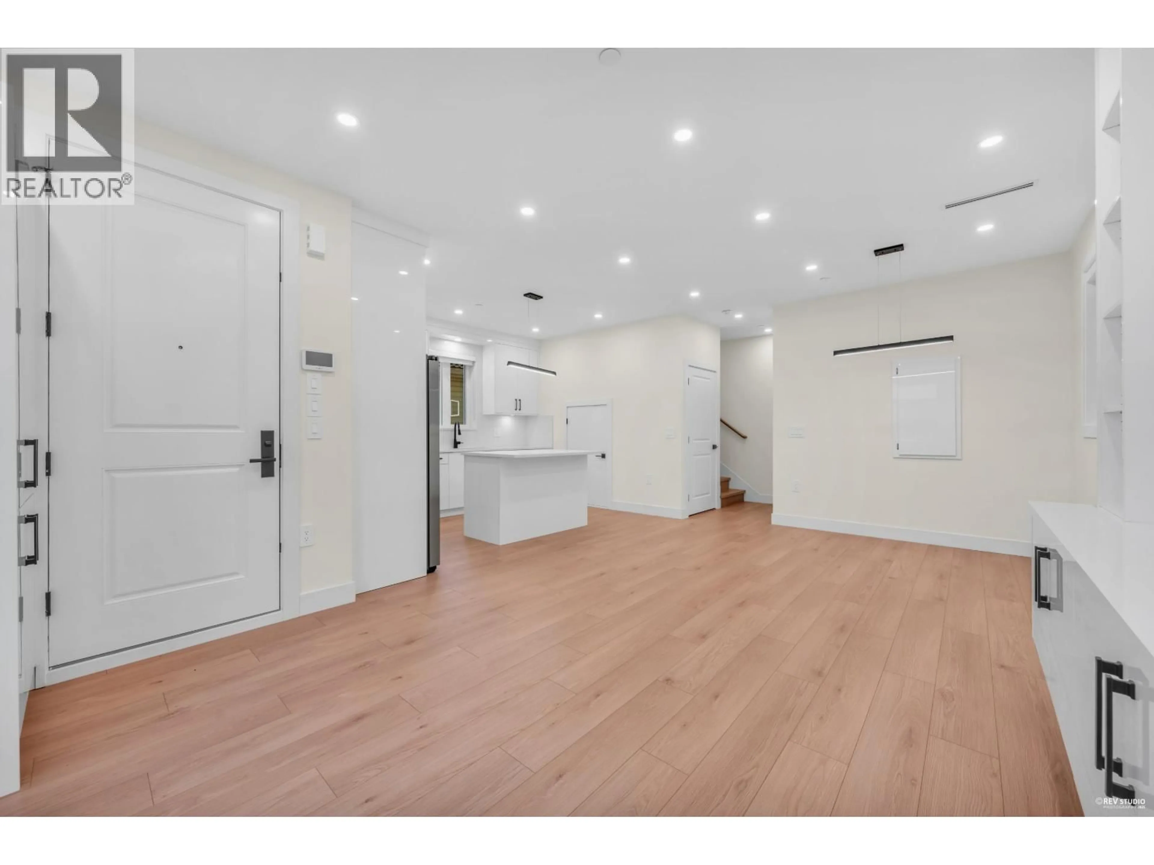 Unknown for 3 - 3090 VANNESS AVENUE, Vancouver British Columbia V5R5A1