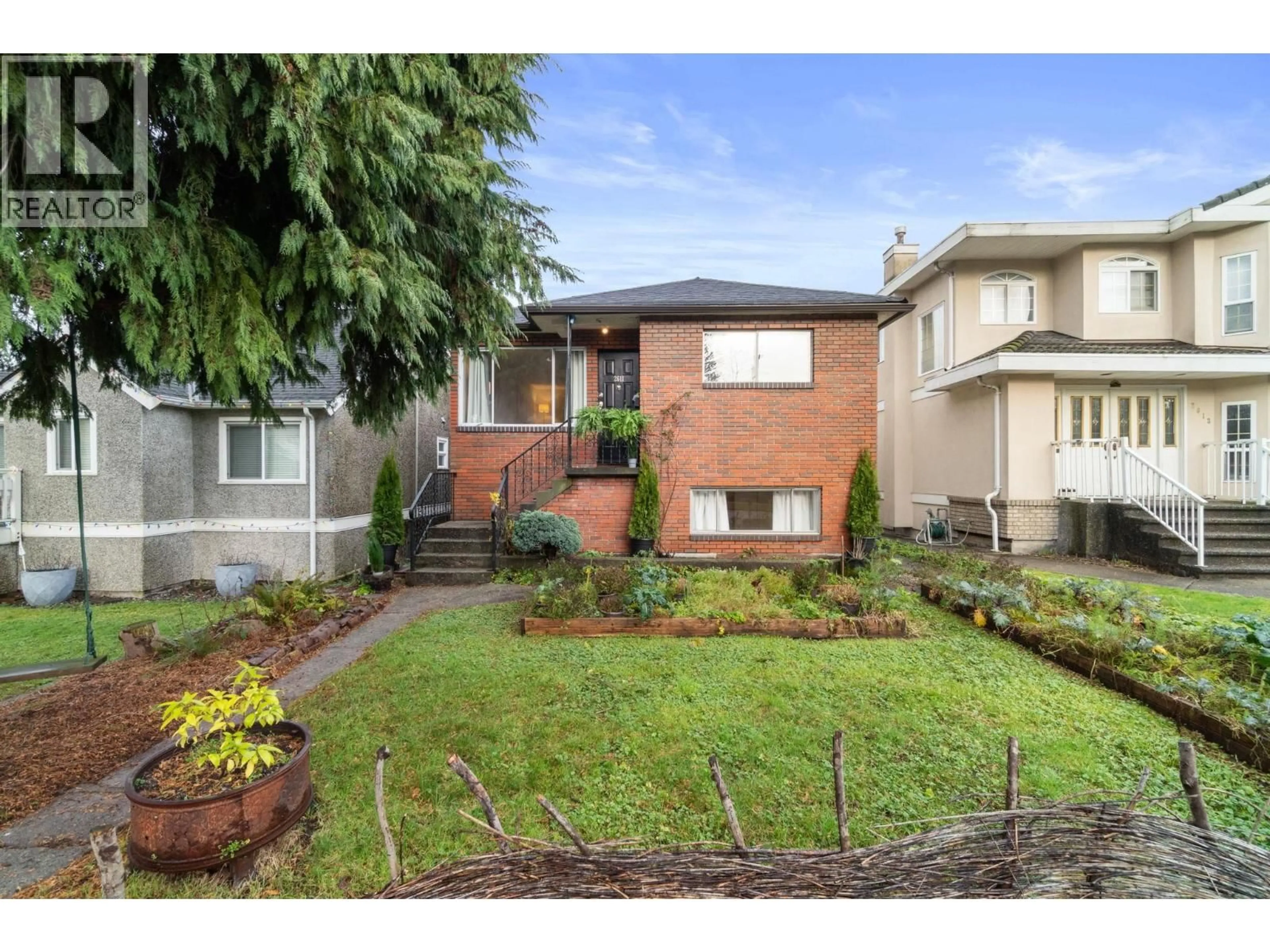 A pic from outside/outdoor area/front of a property/back of a property/a pic from drone, street for 2611 PARKER STREET, Vancouver British Columbia V5K2T5