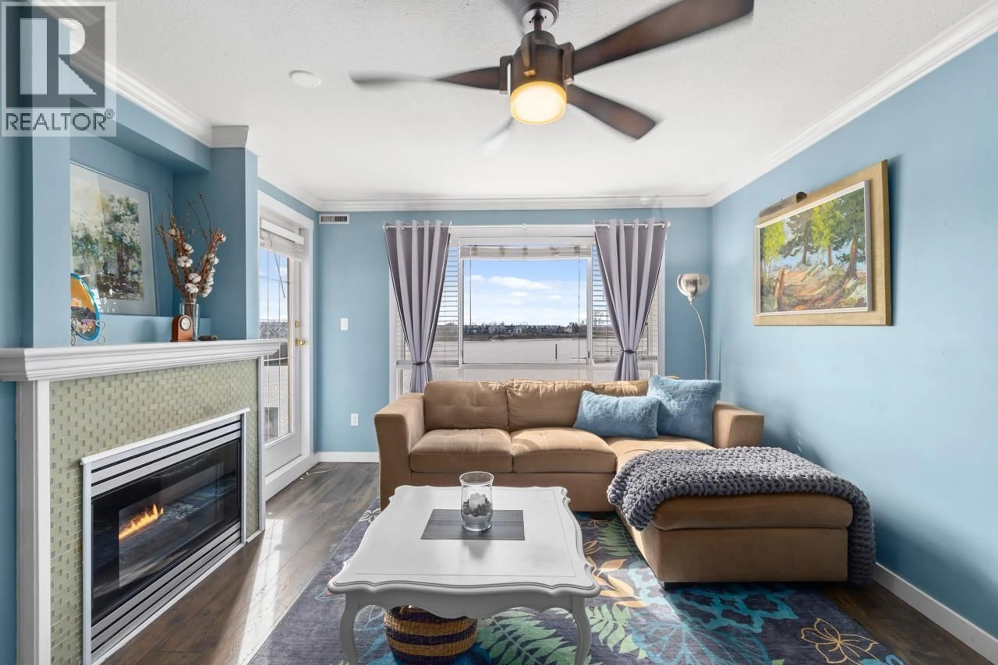 Living room with furniture, unknown for 312 - 6 RENAISSANCE SQUARE, New Westminster British Columbia V3M6N8