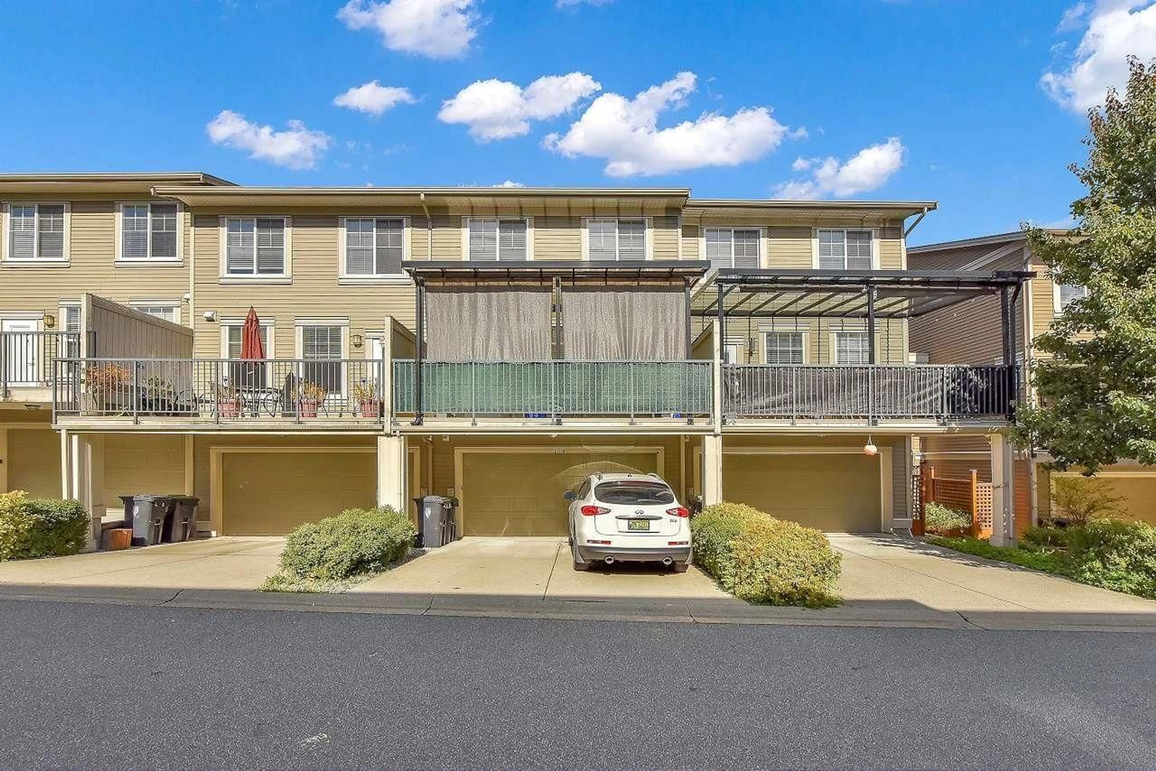 A pic from outside/outdoor area/front of a property/back of a property/a pic from drone, street for 21136 80A AVENUE, Langley British Columbia V2Y0J5