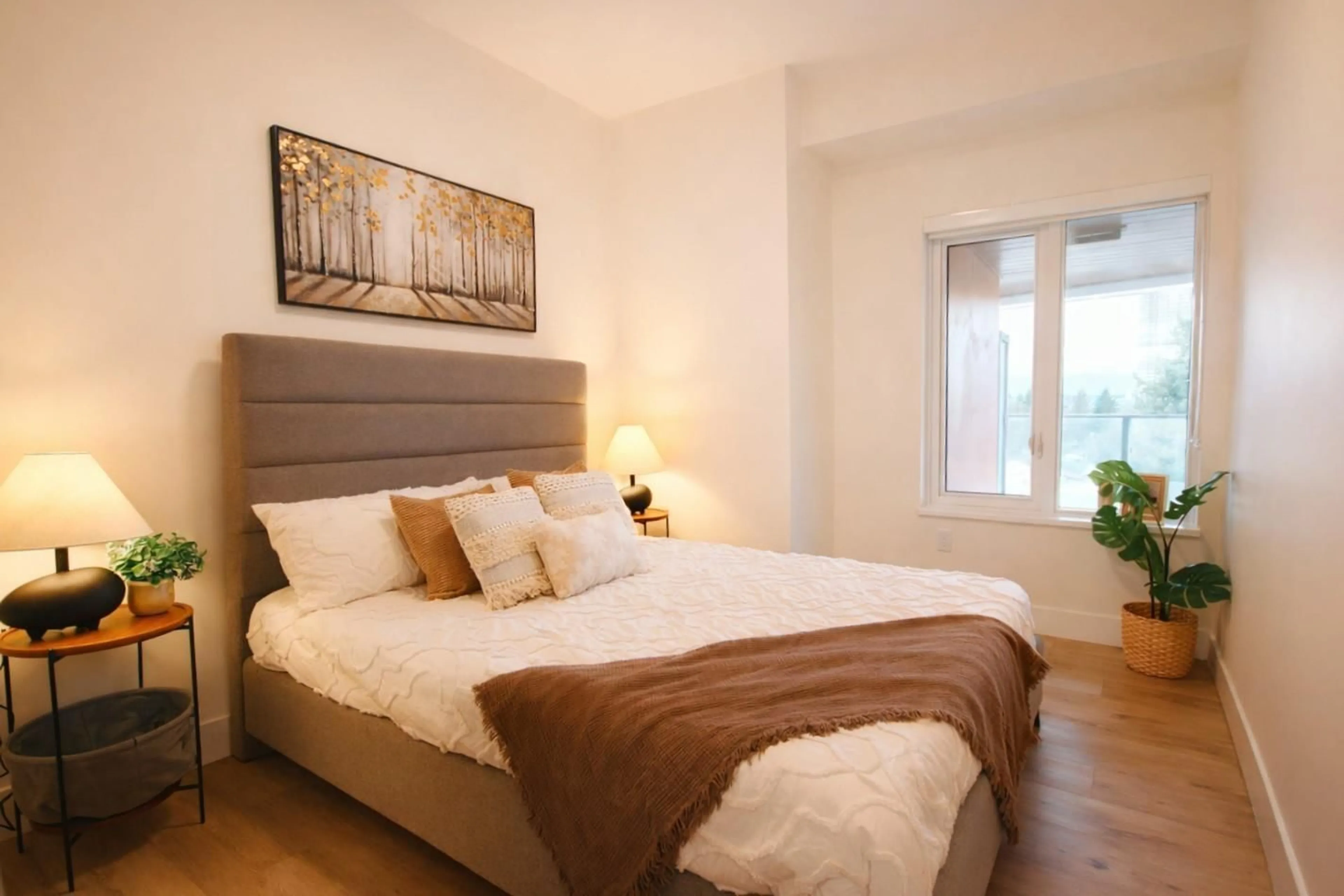 Bedroom with bed, wood/laminate floor for 610 - 10428 WHALLEY BOULEVARD, Surrey British Columbia V3T0W2