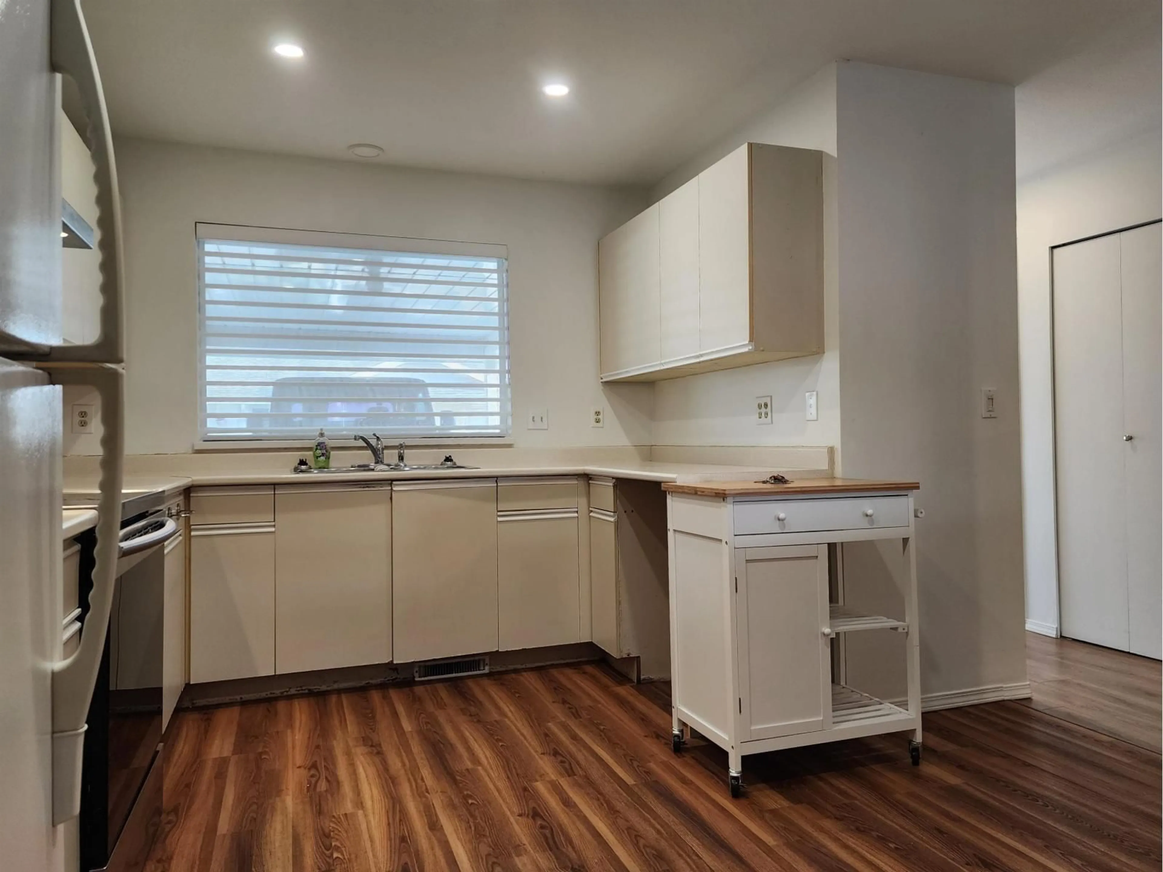 Standard kitchen, wood/laminate floor for 258 - 7610 EVANS ROAD, Chilliwack British Columbia V2R2Z5