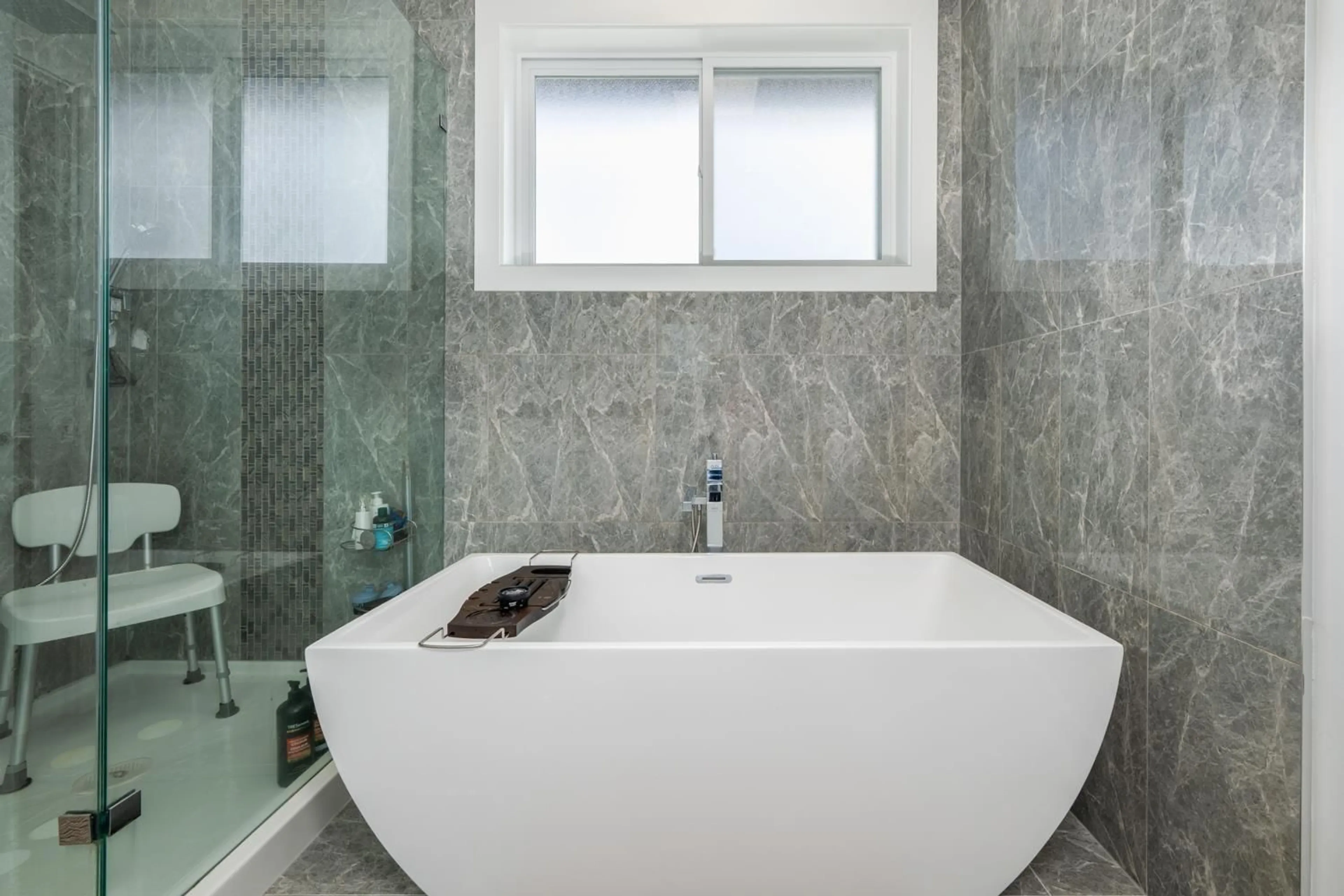 Contemporary bathroom, ceramic/tile floor for 16796 16A AVENUE, Surrey British Columbia V3Z0T3