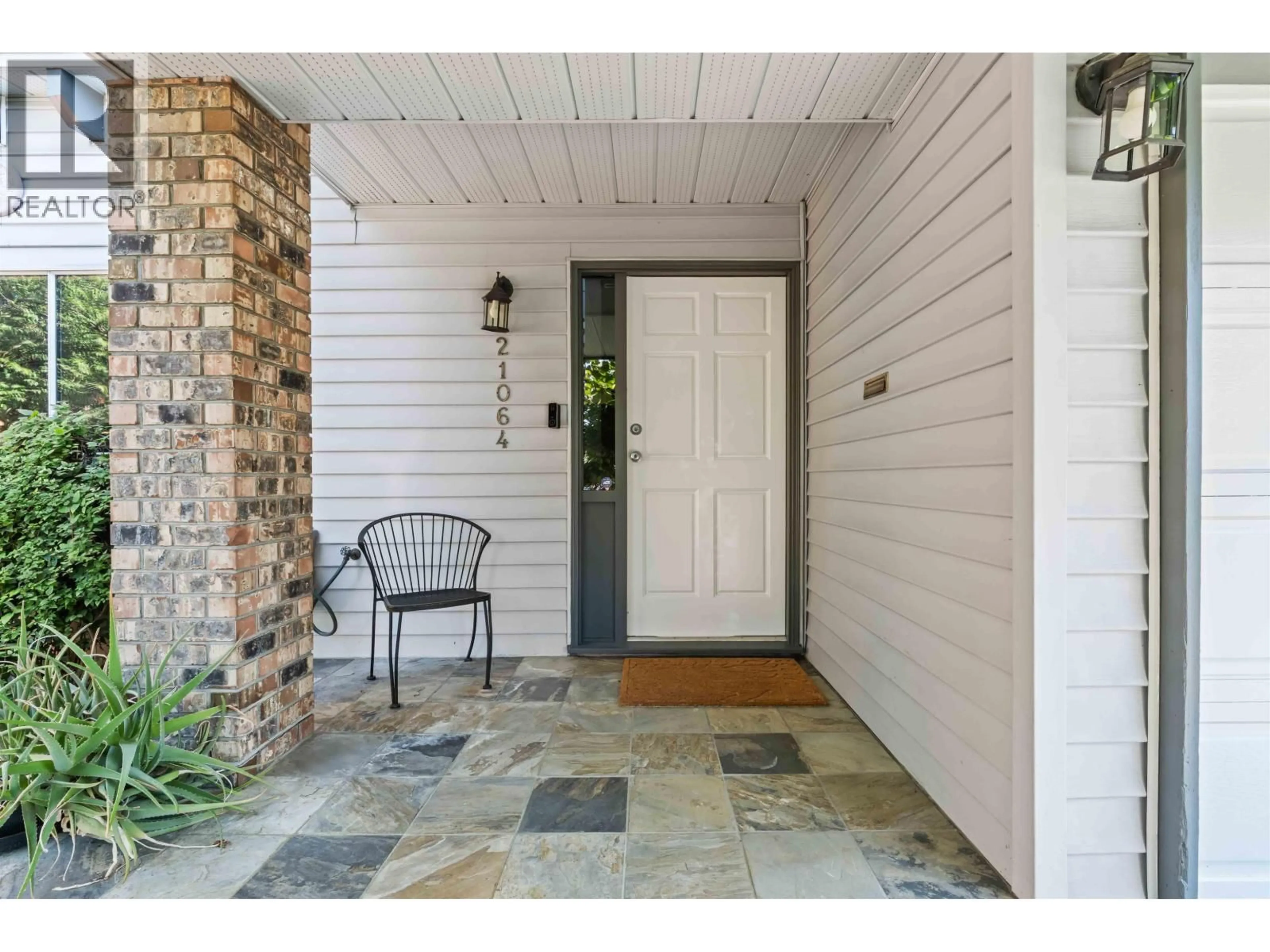 Indoor entryway for 21064 BARKER AVENUE, Maple Ridge British Columbia V2X8R6