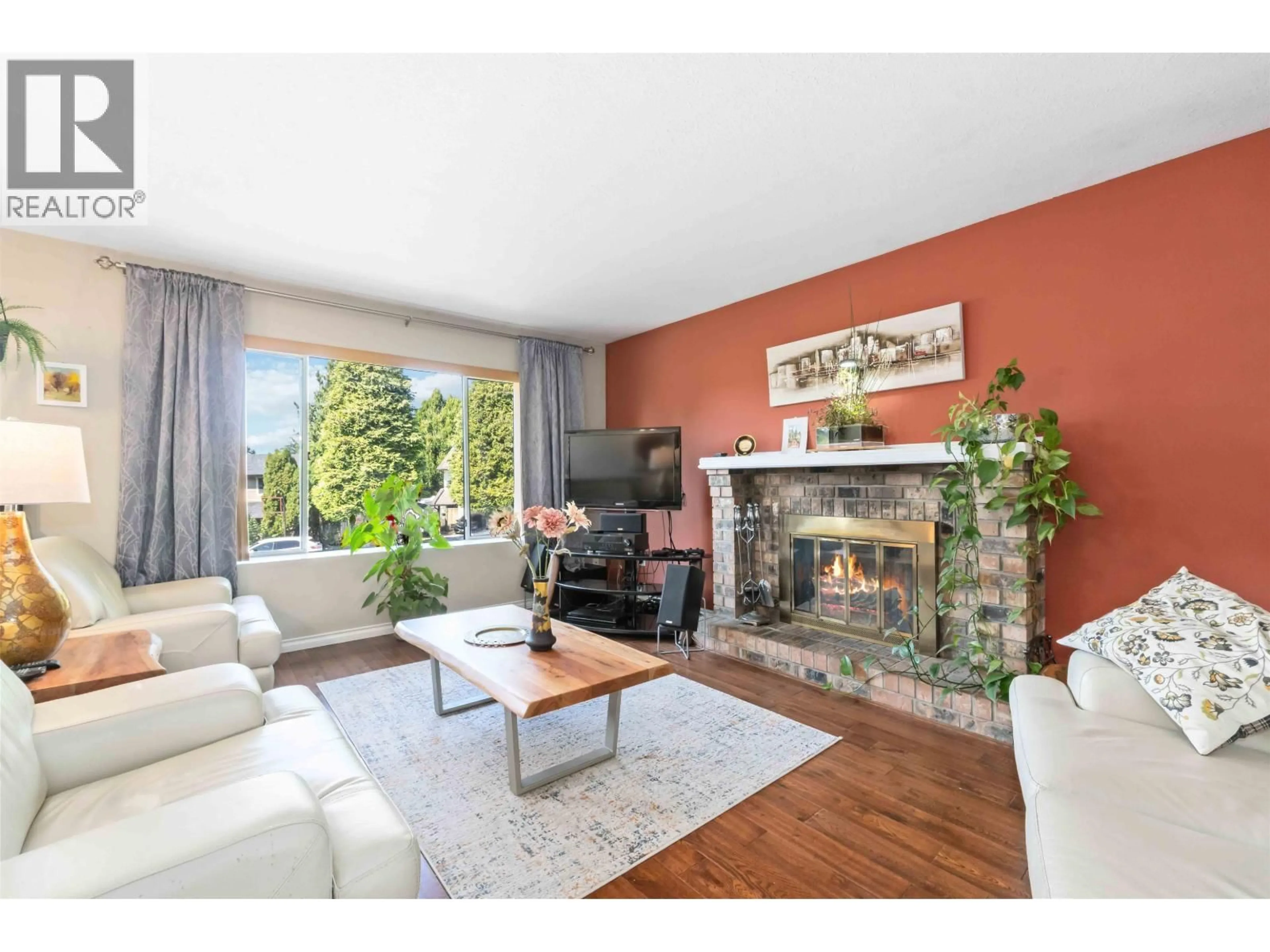 Living room with furniture, wood/laminate floor for 21064 BARKER AVENUE, Maple Ridge British Columbia V2X8R6