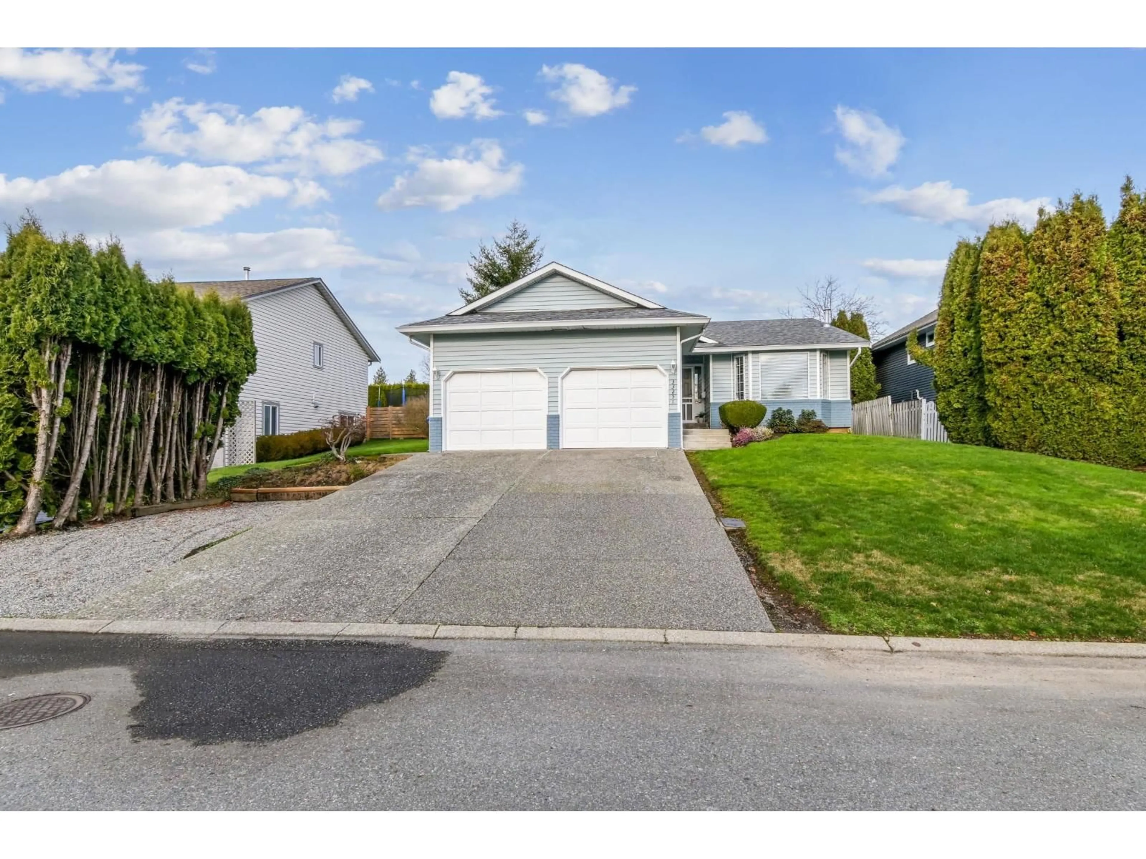 Home with vinyl exterior material, street for 33251 TERRY FOX AVENUE, Abbotsford British Columbia V2S6T9