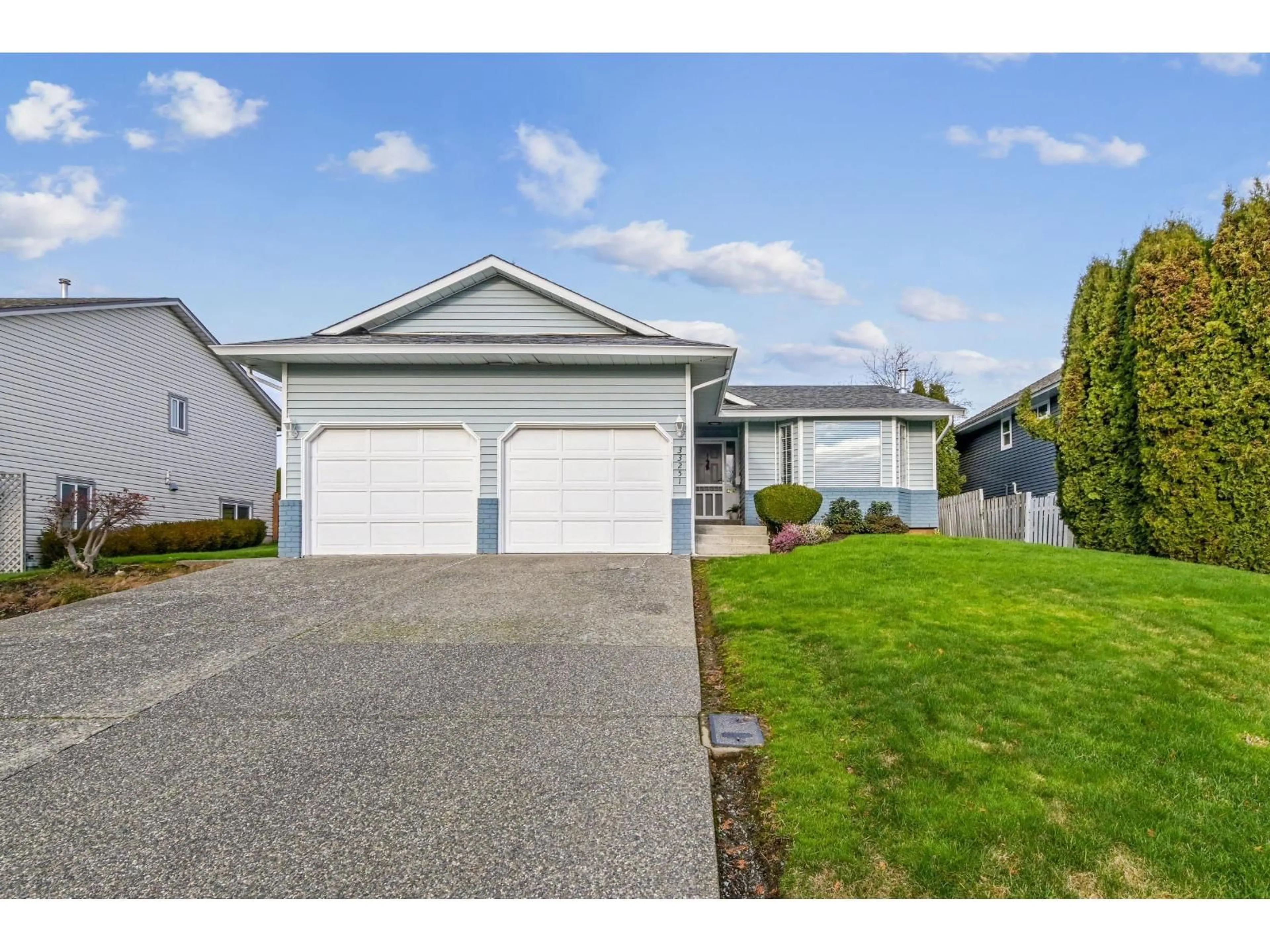 Home with vinyl exterior material, street for 33251 TERRY FOX AVENUE, Abbotsford British Columbia V2S6T9