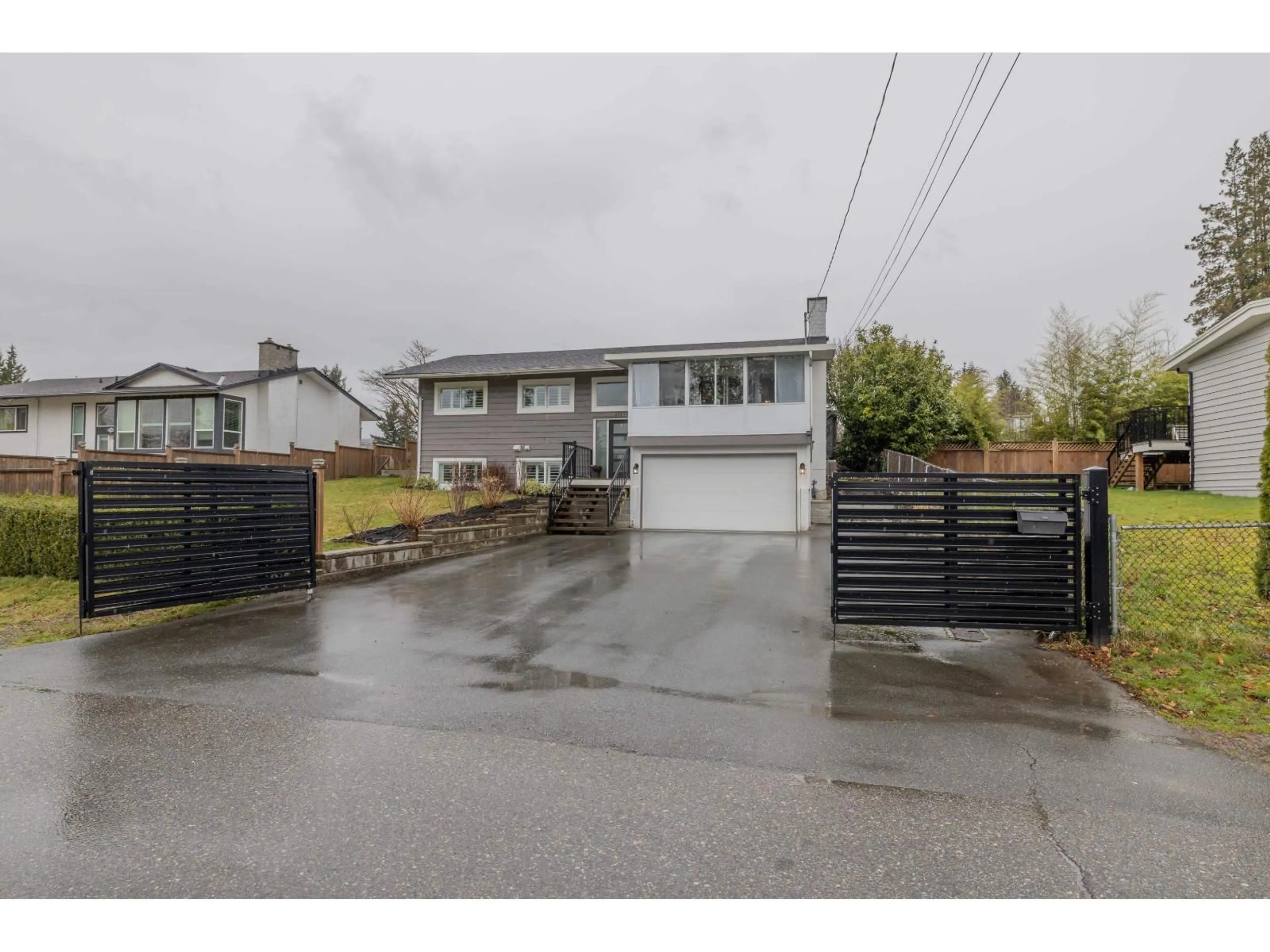 A pic from outside/outdoor area/front of a property/back of a property/a pic from drone, street for 32073 WESTVIEW AVENUE, Mission British Columbia V2V1X7