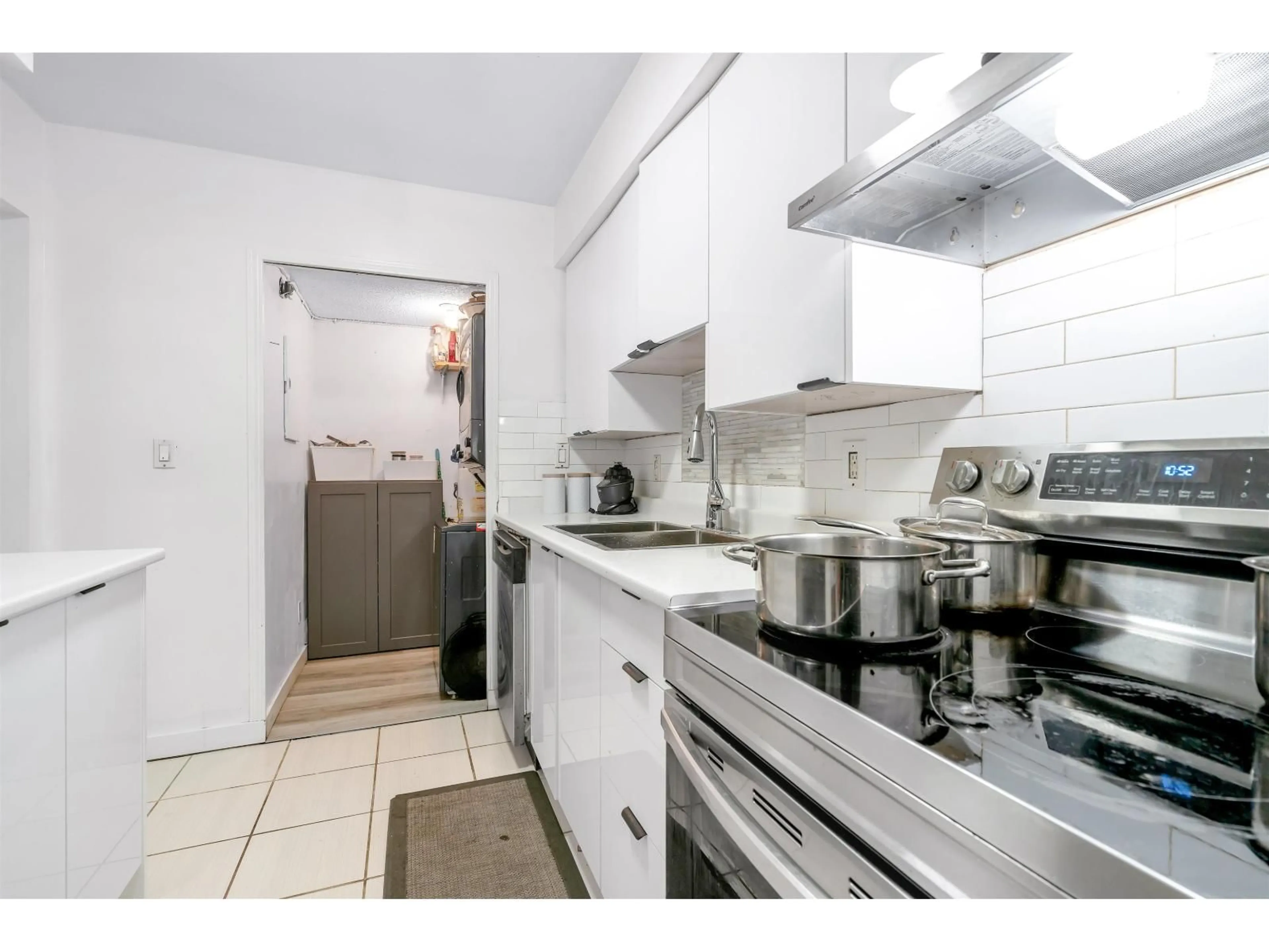 Standard kitchen, unknown for 813 - 10620 150TH STREET, Surrey British Columbia V3R7S1