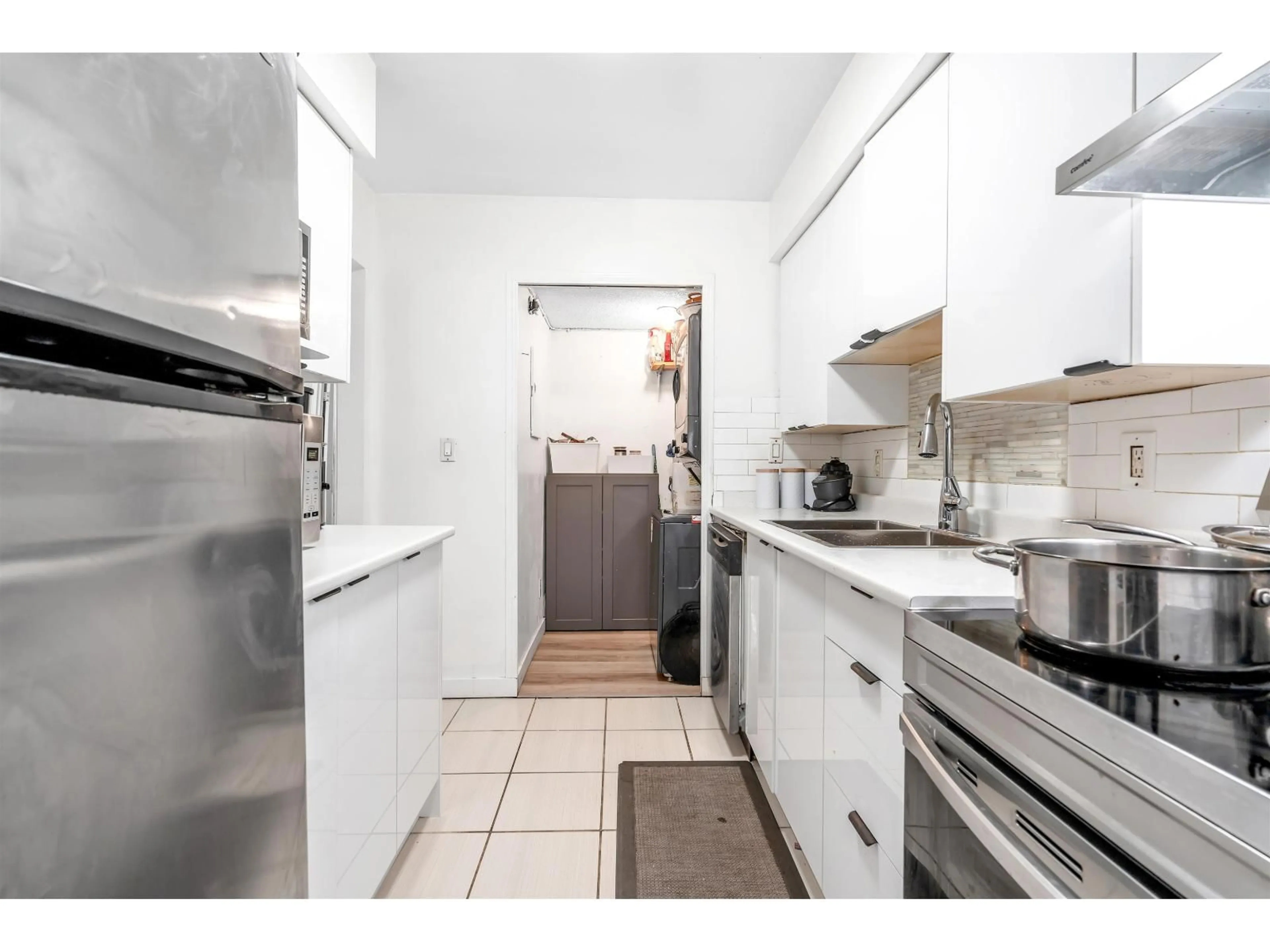 Standard kitchen, unknown for 813 - 10620 150TH STREET, Surrey British Columbia V3R7S1