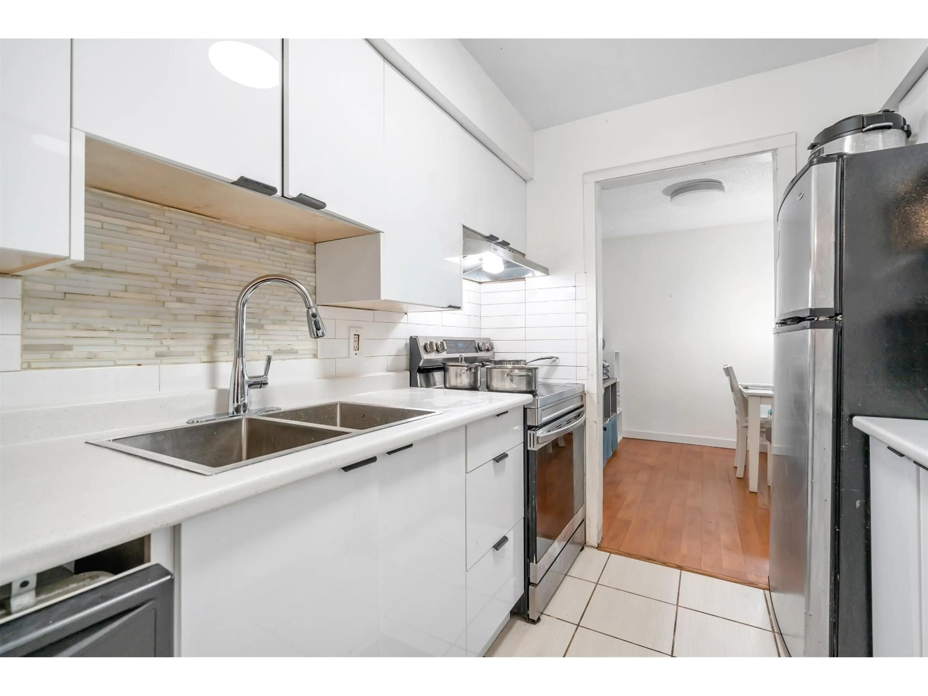 Standard kitchen, unknown for 813 - 10620 150TH STREET, Surrey British Columbia V3R7S1