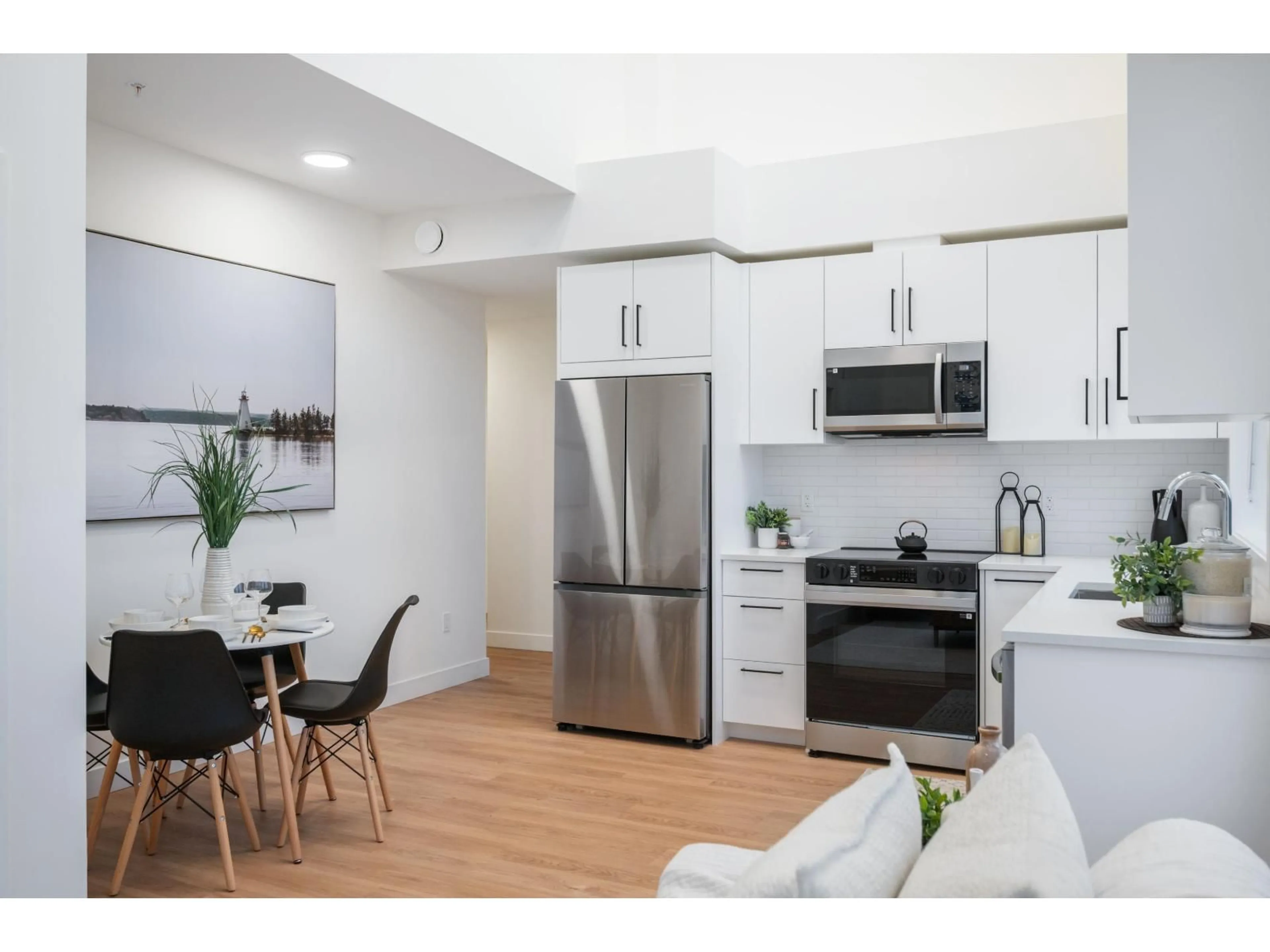 Open concept kitchen, wood/laminate floor for 506 - 33816 SOUTH FRASER WAY, Abbotsford British Columbia V2S0P2