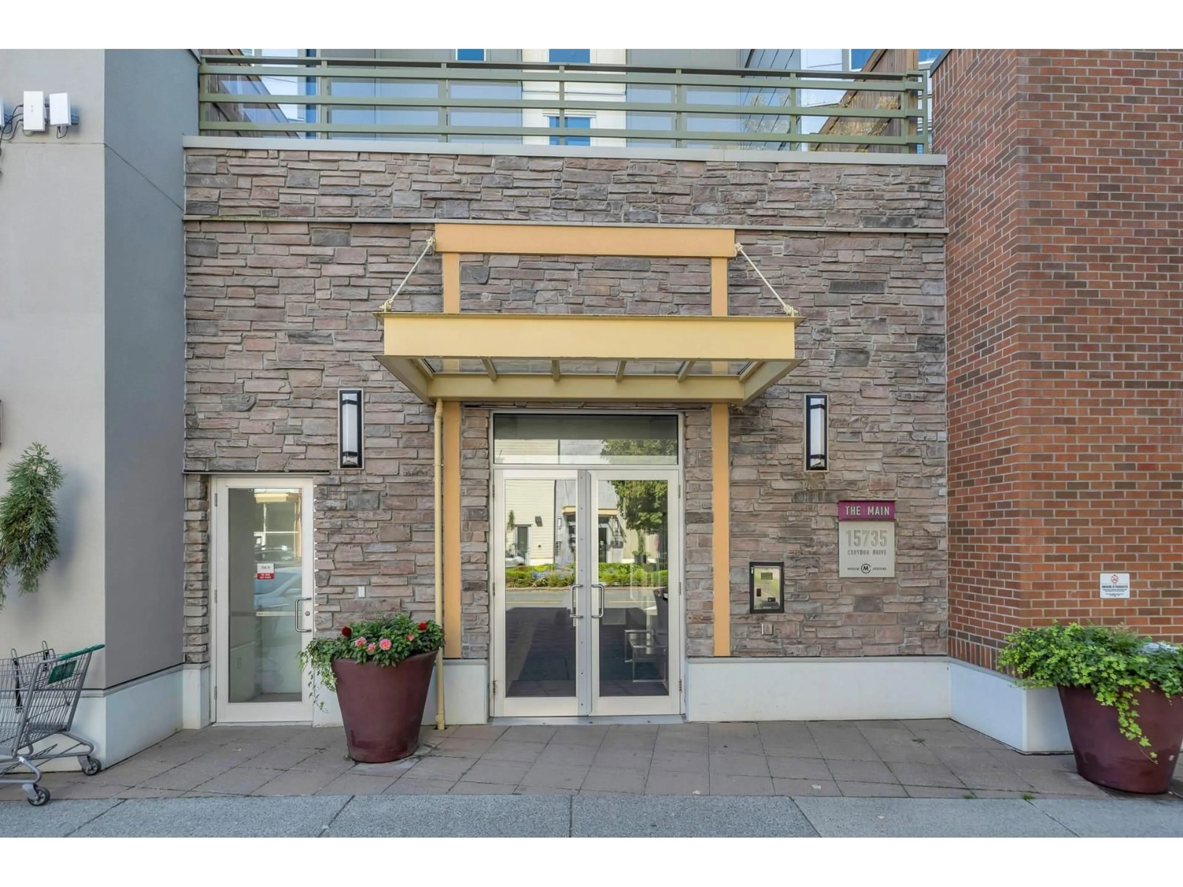 Indoor foyer for 220 - 15735 CROYDON DRIVE, Surrey British Columbia V3Z2L5