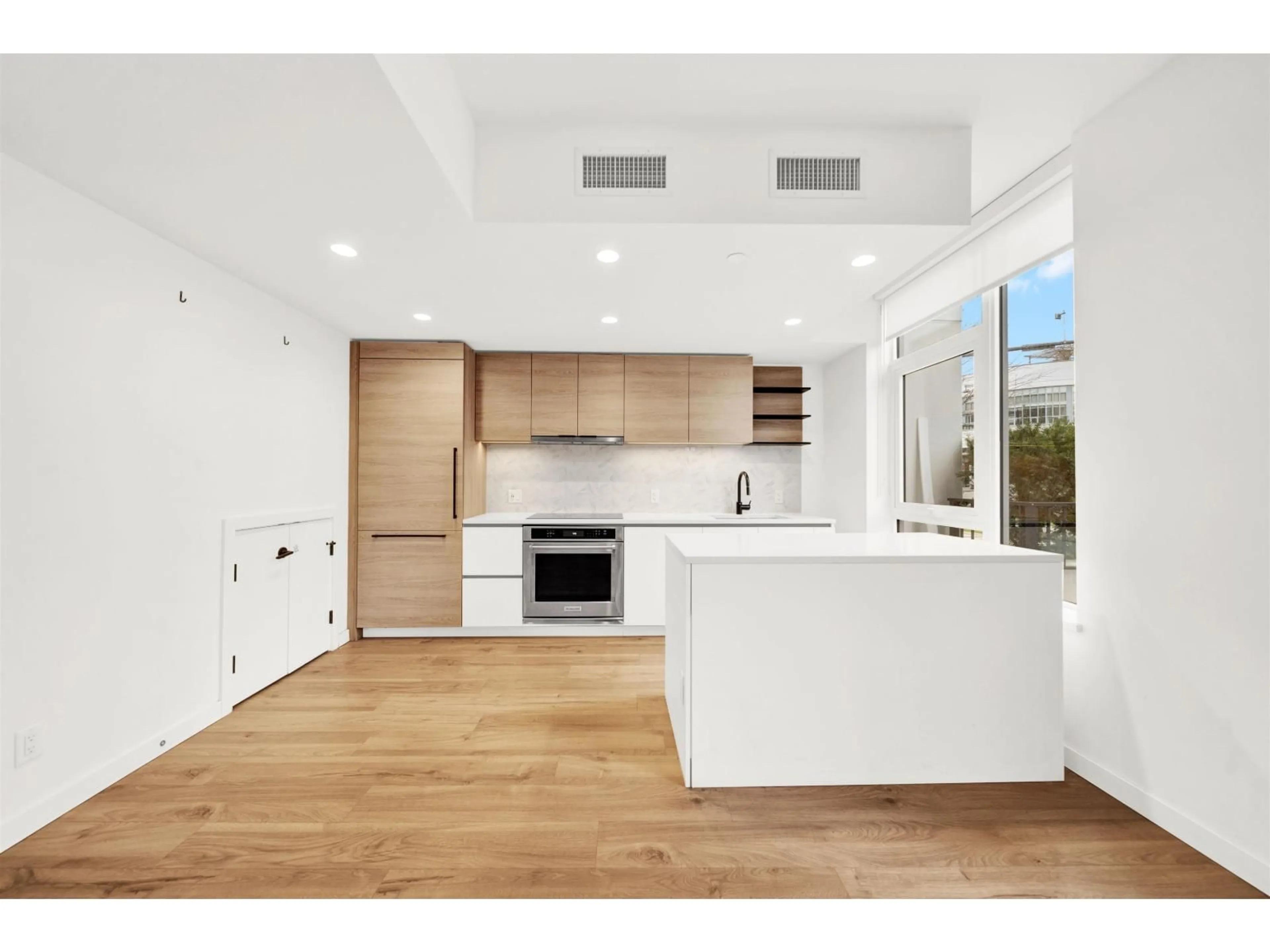 Open concept kitchen, wood/laminate floor for TH1 - 10448 UNIVERSITY DRIVE, Surrey British Columbia V3T0S7