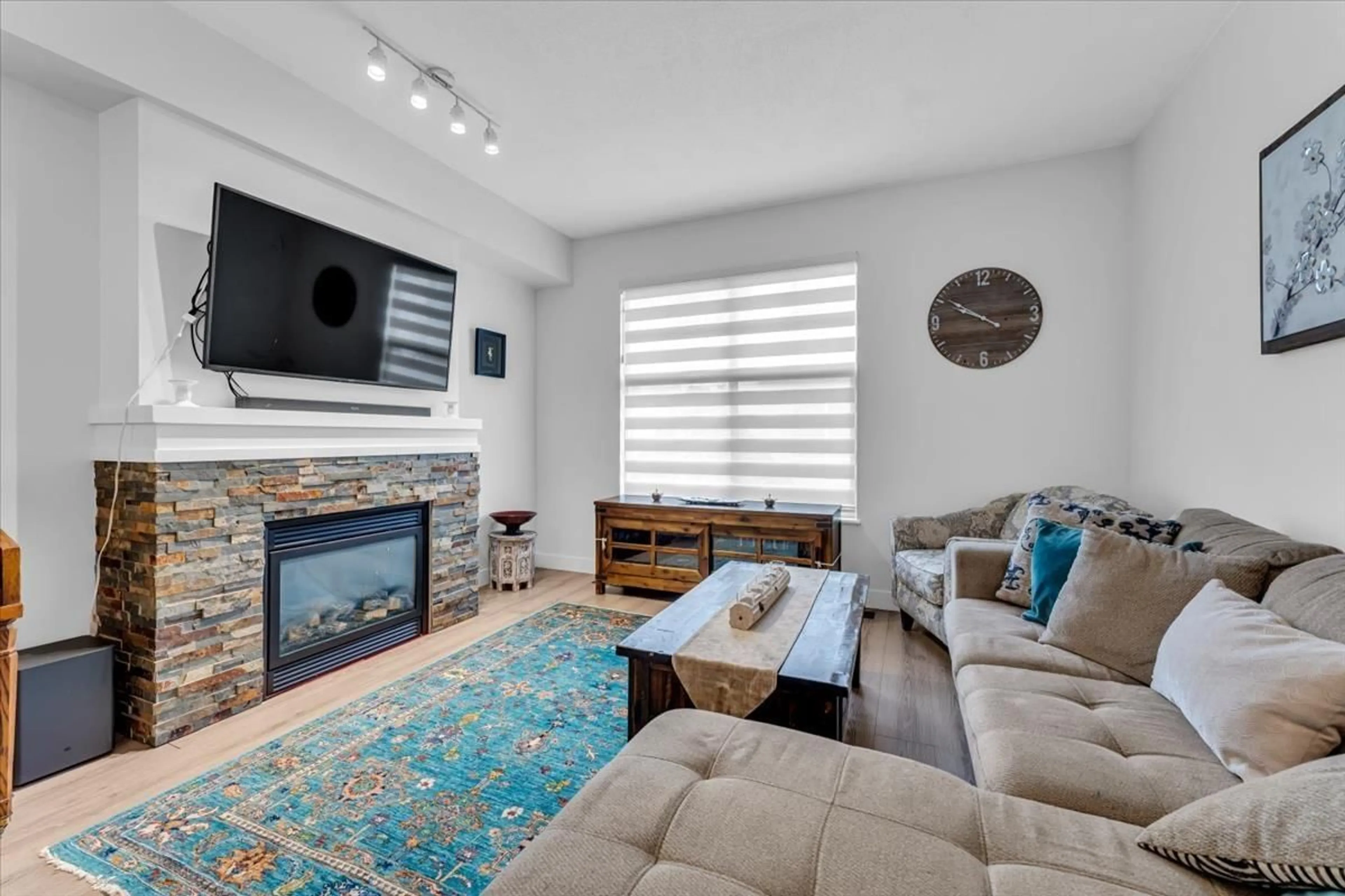 Living room with furniture, unknown for 60 - 15152 62A AVENUE, Surrey British Columbia V3S1V1