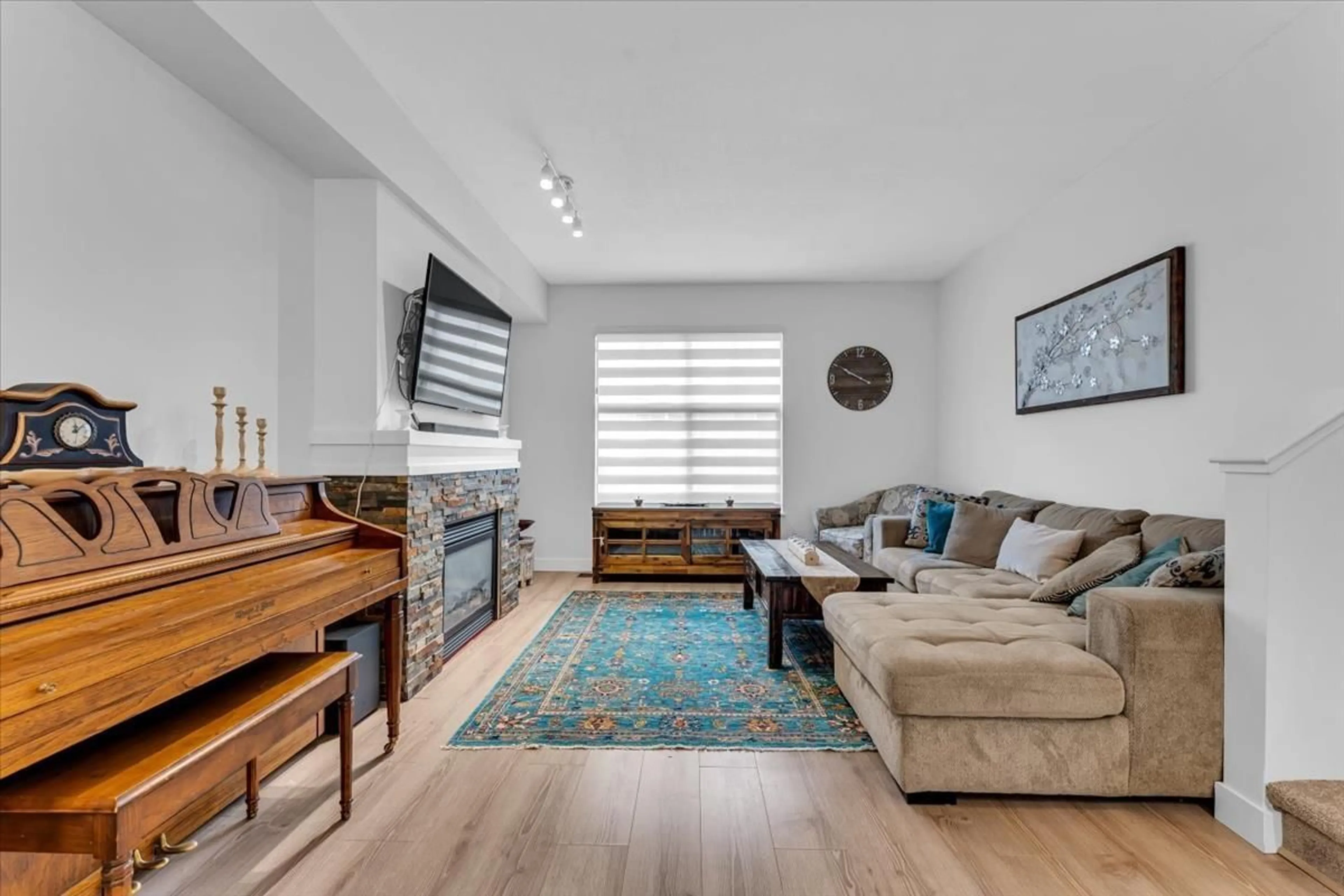 Living room with furniture, unknown for 60 - 15152 62A AVENUE, Surrey British Columbia V3S1V1