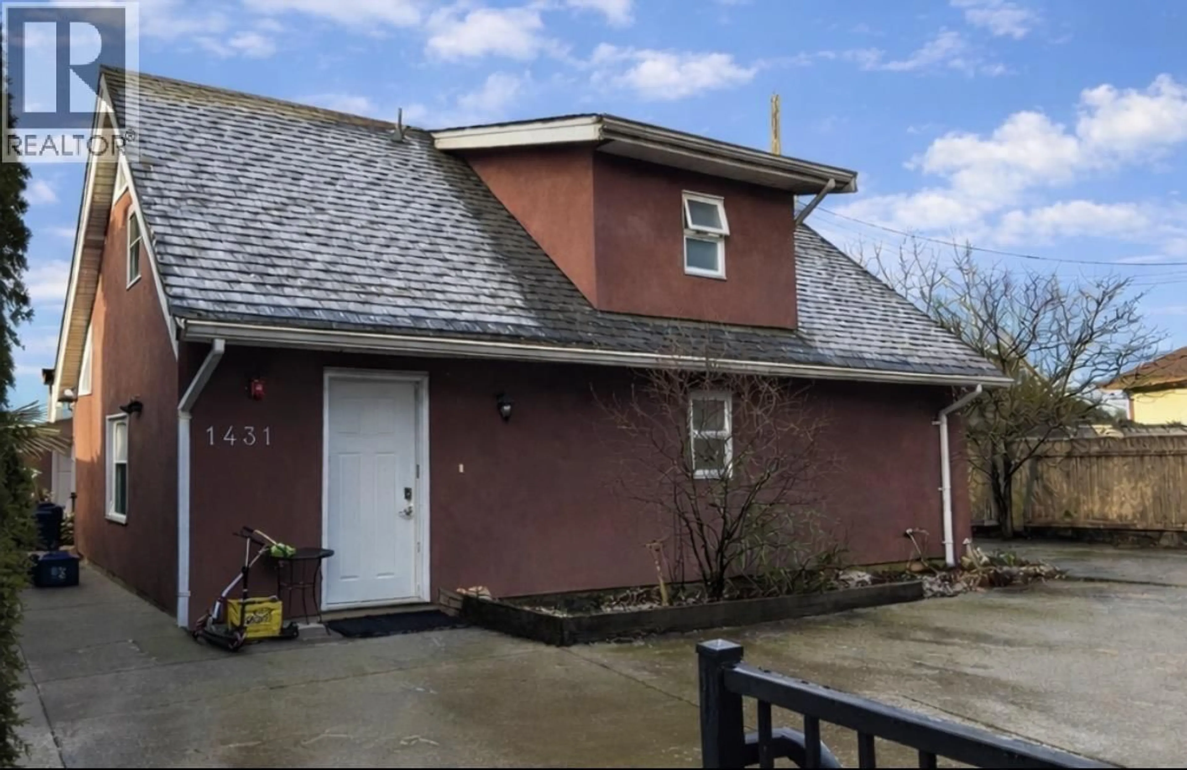 A pic from outside/outdoor area/front of a property/back of a property/a pic from drone, unknown for 1435 E 30TH AVENUE, Vancouver British Columbia V5N3A1