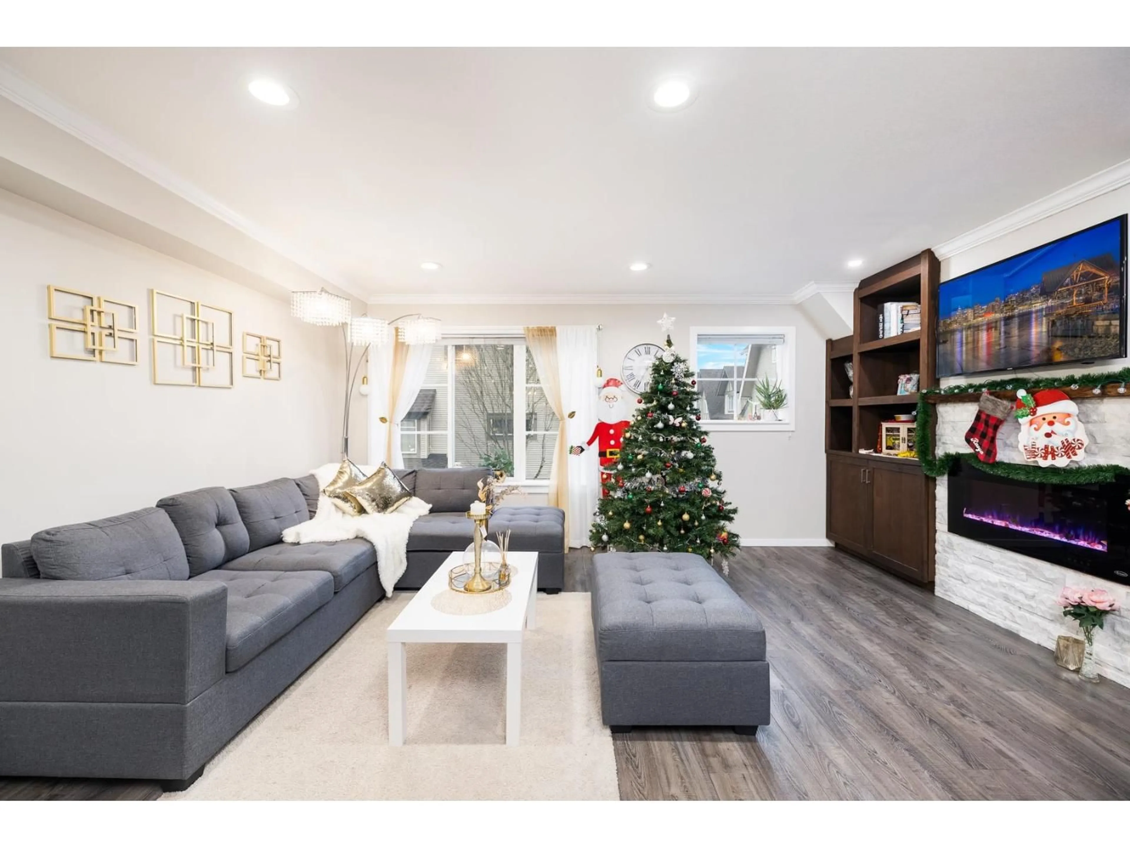 Living room with furniture, wood/laminate floor for 62 - 15175 62A AVENUE, Surrey British Columbia V3S1X1