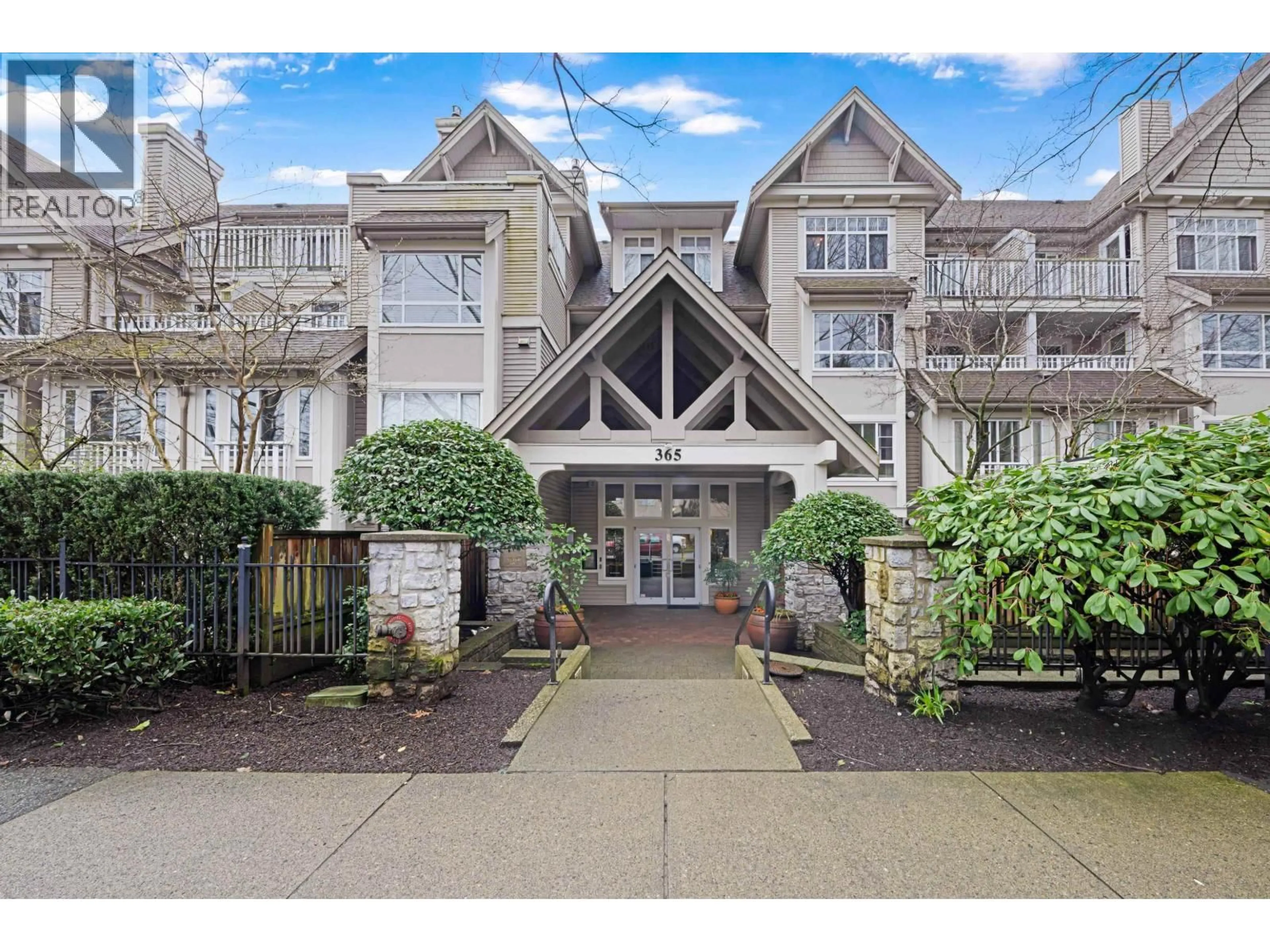 Indoor foyer for 213 - 365 1ST STREET, North Vancouver British Columbia V7L4W5