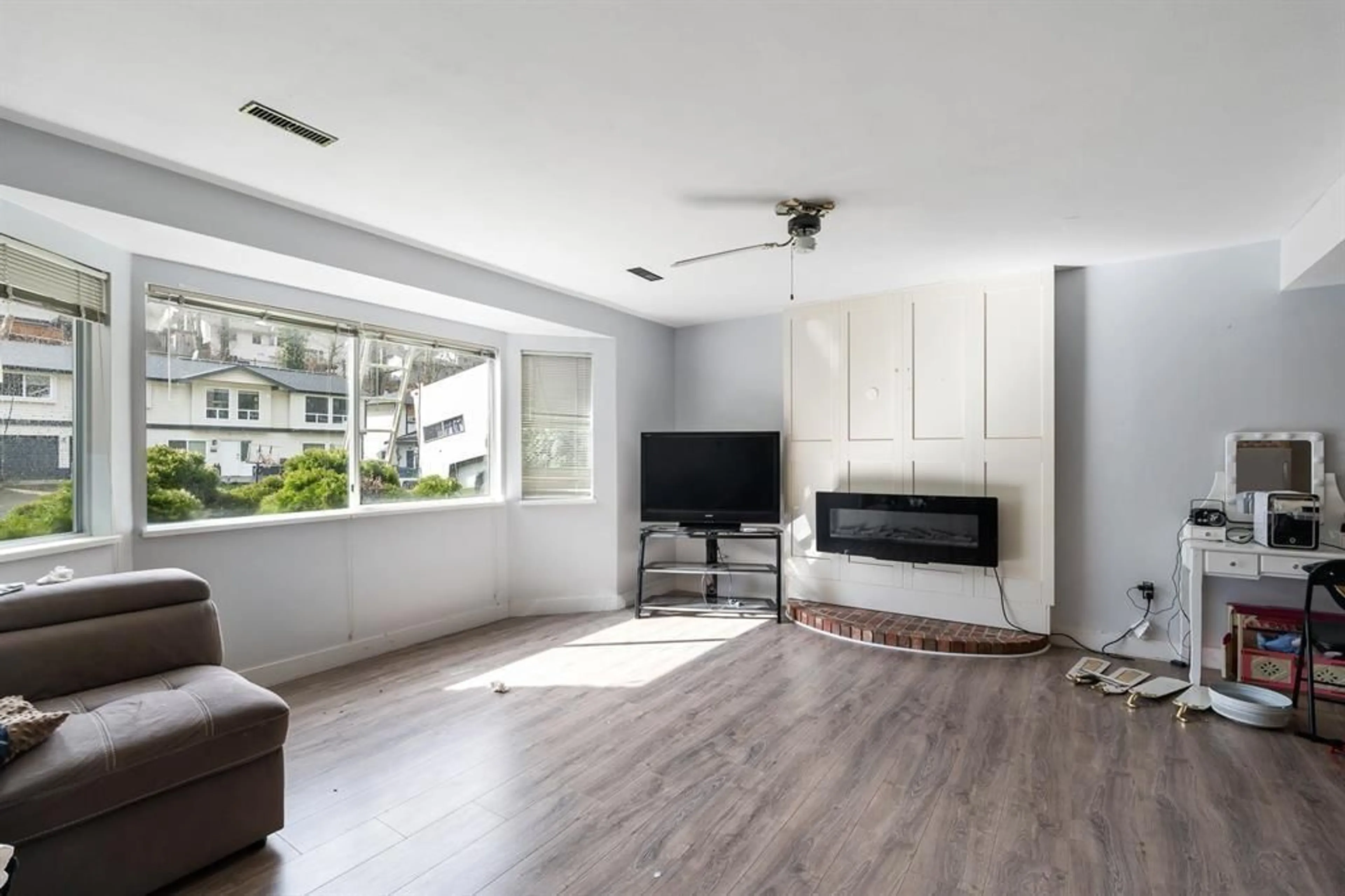 Living room with furniture, unknown for 2300 HARPER DRIVE, Abbotsford British Columbia V3G2B2