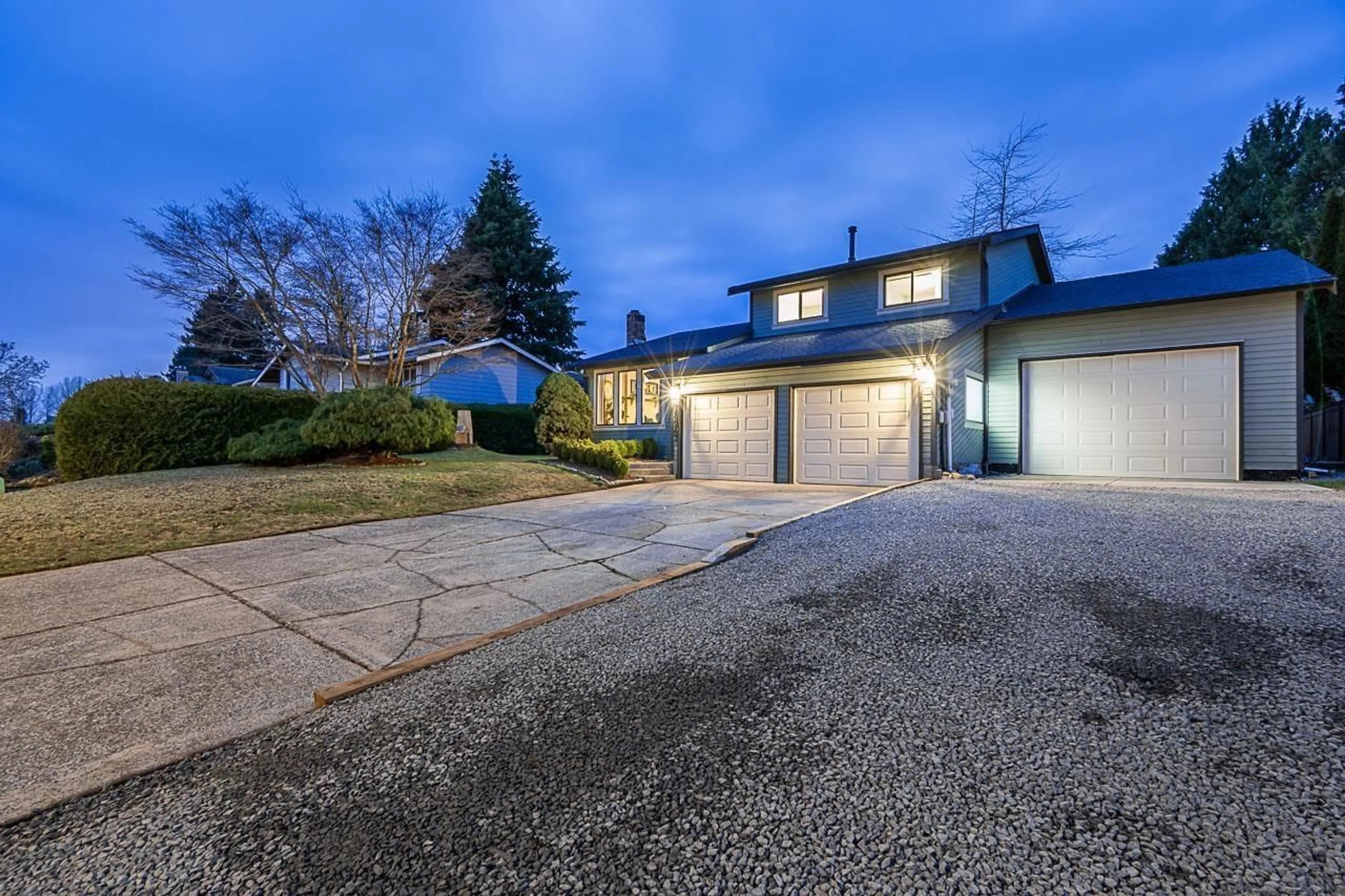 A pic from outside/outdoor area/front of a property/back of a property/a pic from drone, street for 26943 32A AVENUE, Langley British Columbia V4W3G5