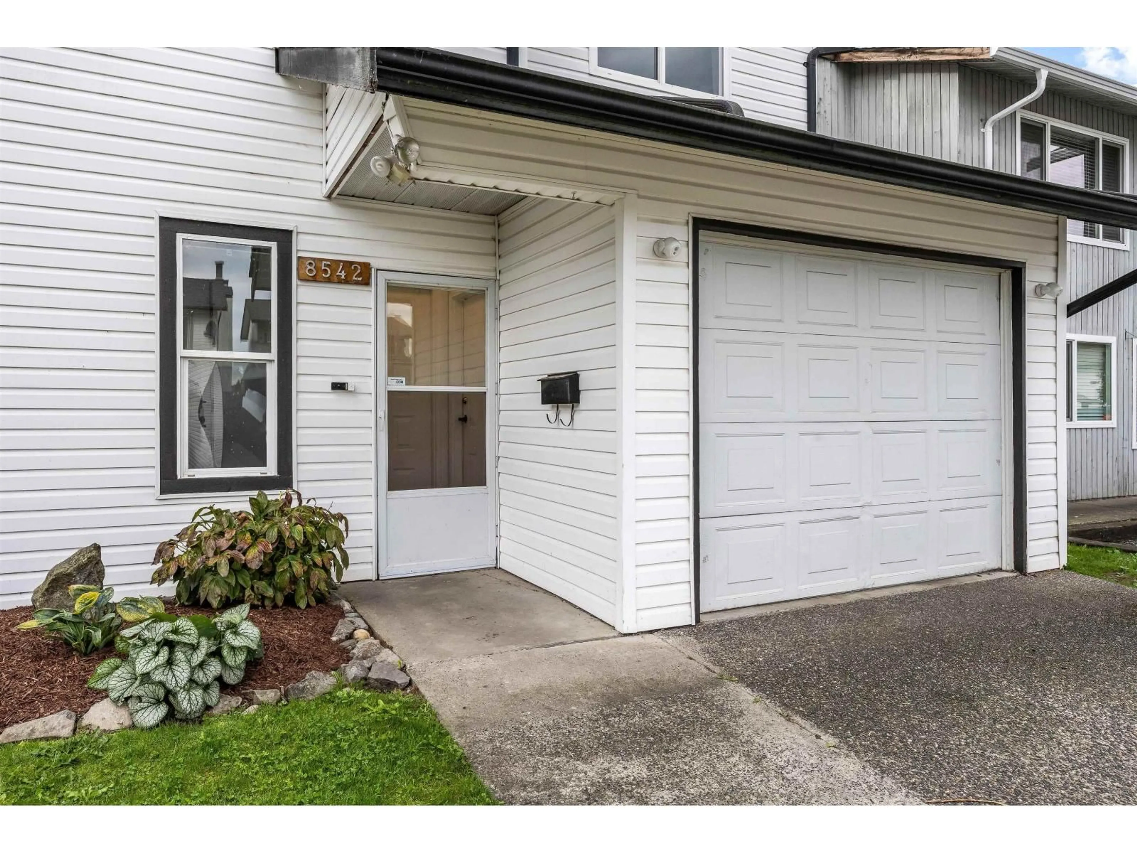 Indoor entryway for 8542 MCCUTCHEON AVENUE, Chilliwack British Columbia V2P7K7
