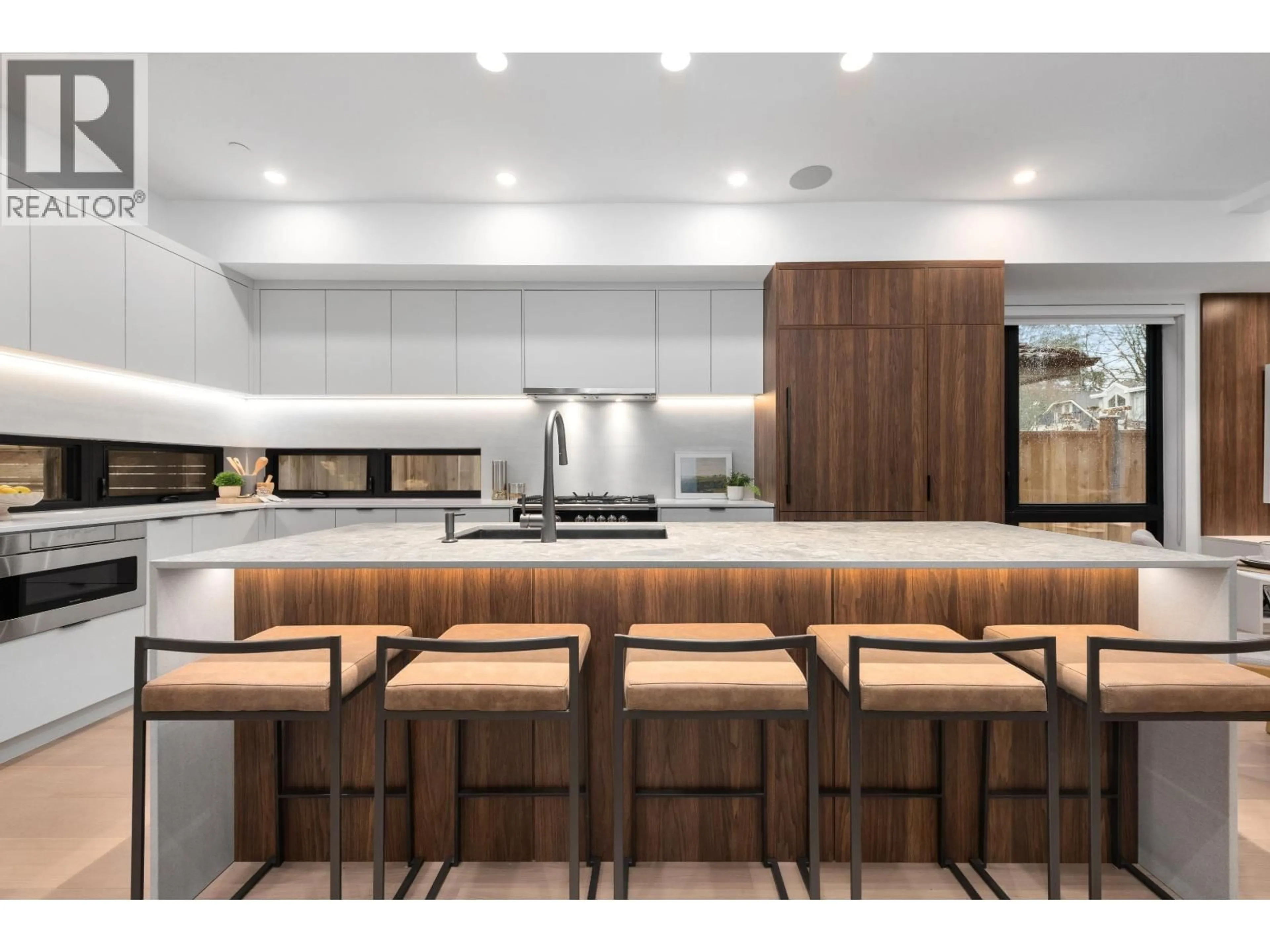 Contemporary kitchen, wood/laminate floor for 1 - 275 17TH AVENUE, Vancouver British Columbia V5Y1Z9