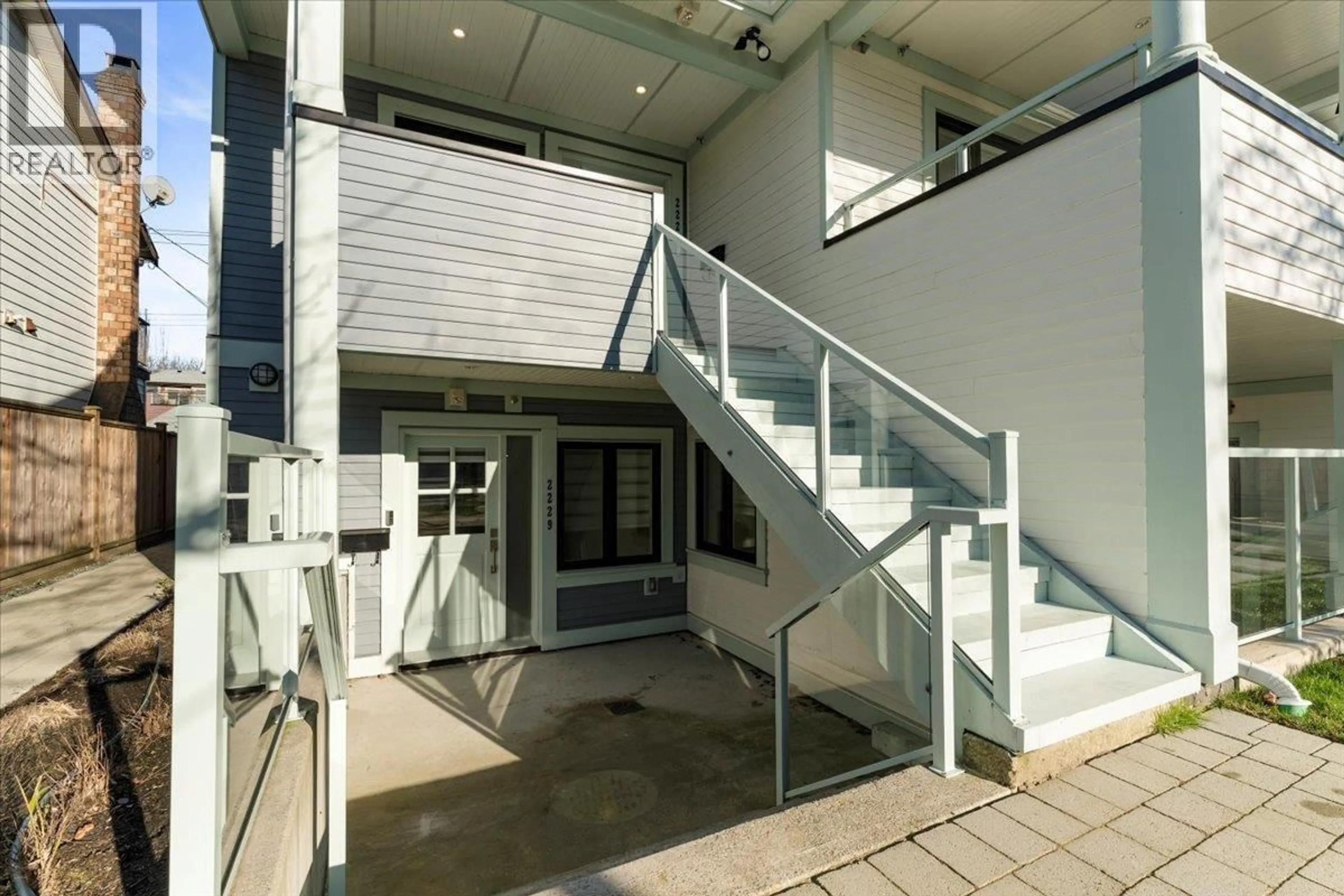 Indoor foyer for 2229 16TH AVENUE, Vancouver British Columbia V6K3B4