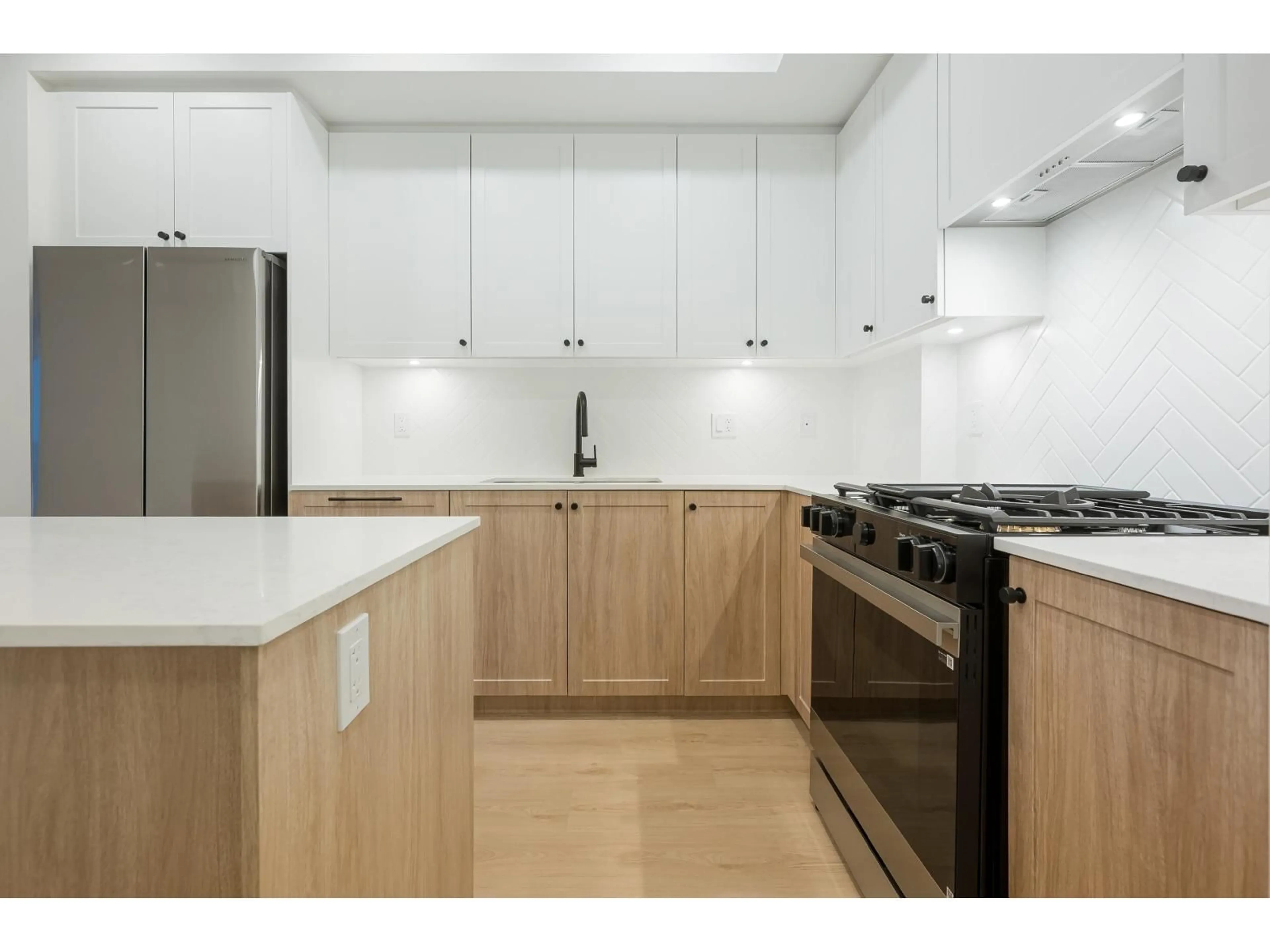 Standard kitchen, wood/laminate floor for 404 - 19885 76 AVENUE, Langley British Columbia V2Y4M5