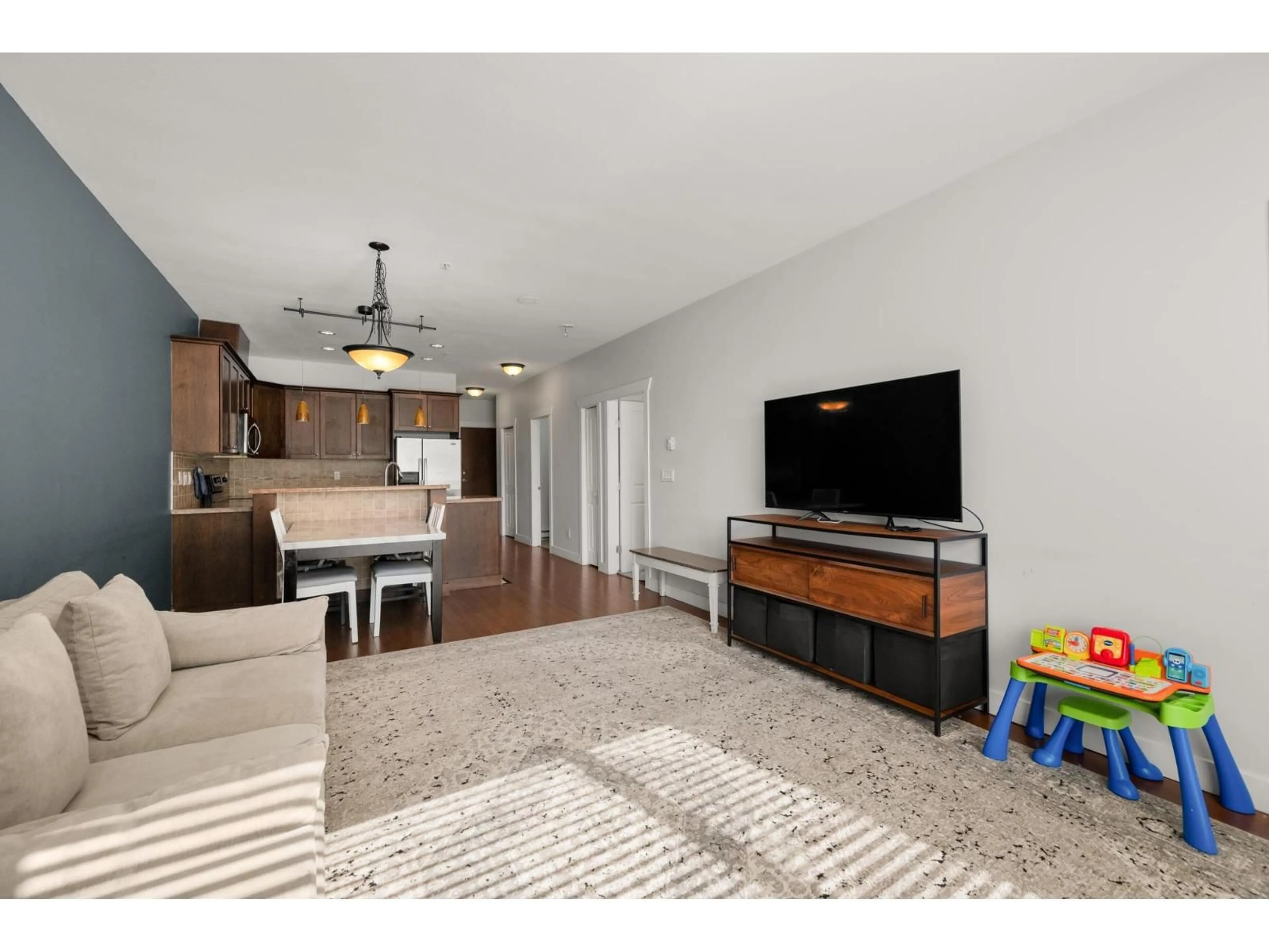 Living room with furniture, wood/laminate floor for 303 - 14333 104 AVENUE, Surrey British Columbia V3T0E1