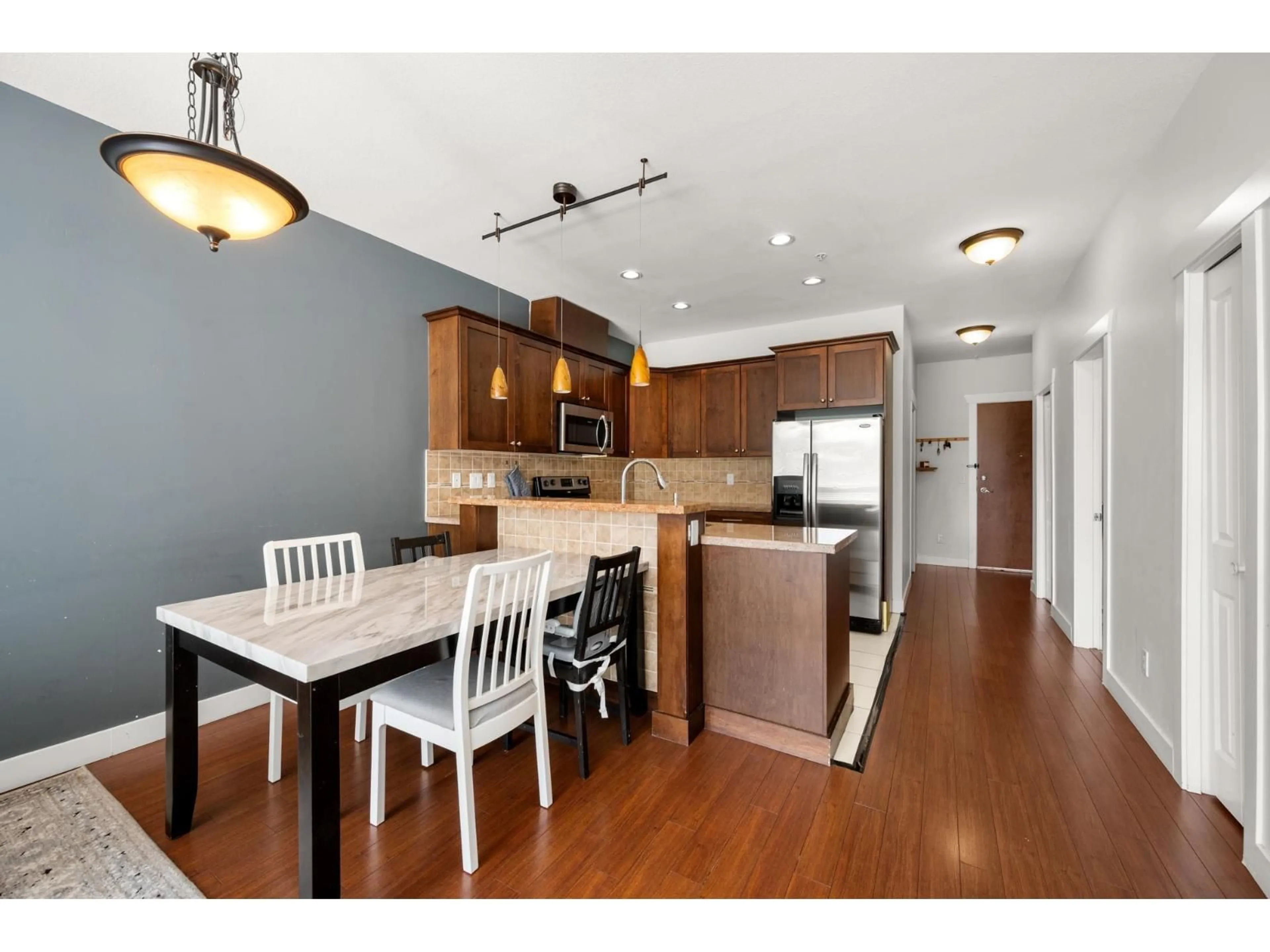 Open concept kitchen, wood/laminate floor for 303 - 14333 104 AVENUE, Surrey British Columbia V3T0E1