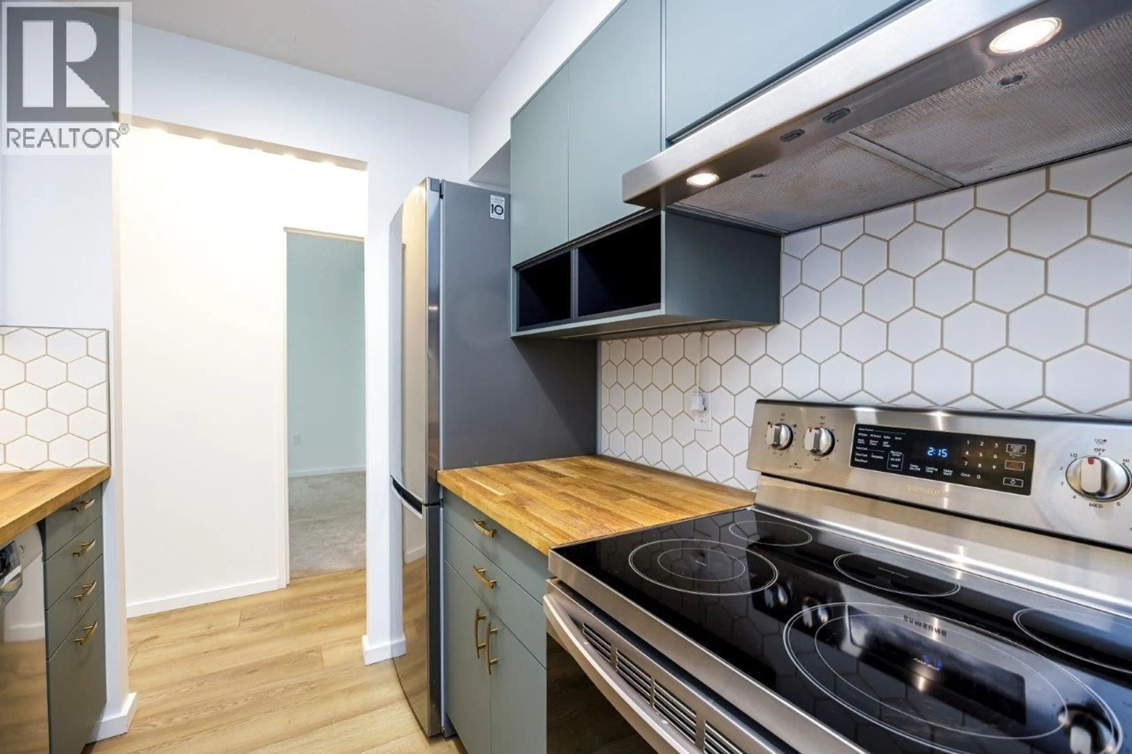 Standard kitchen, unknown for 304 - 2008 FULLERTON AVENUE, North Vancouver British Columbia V7P3G7