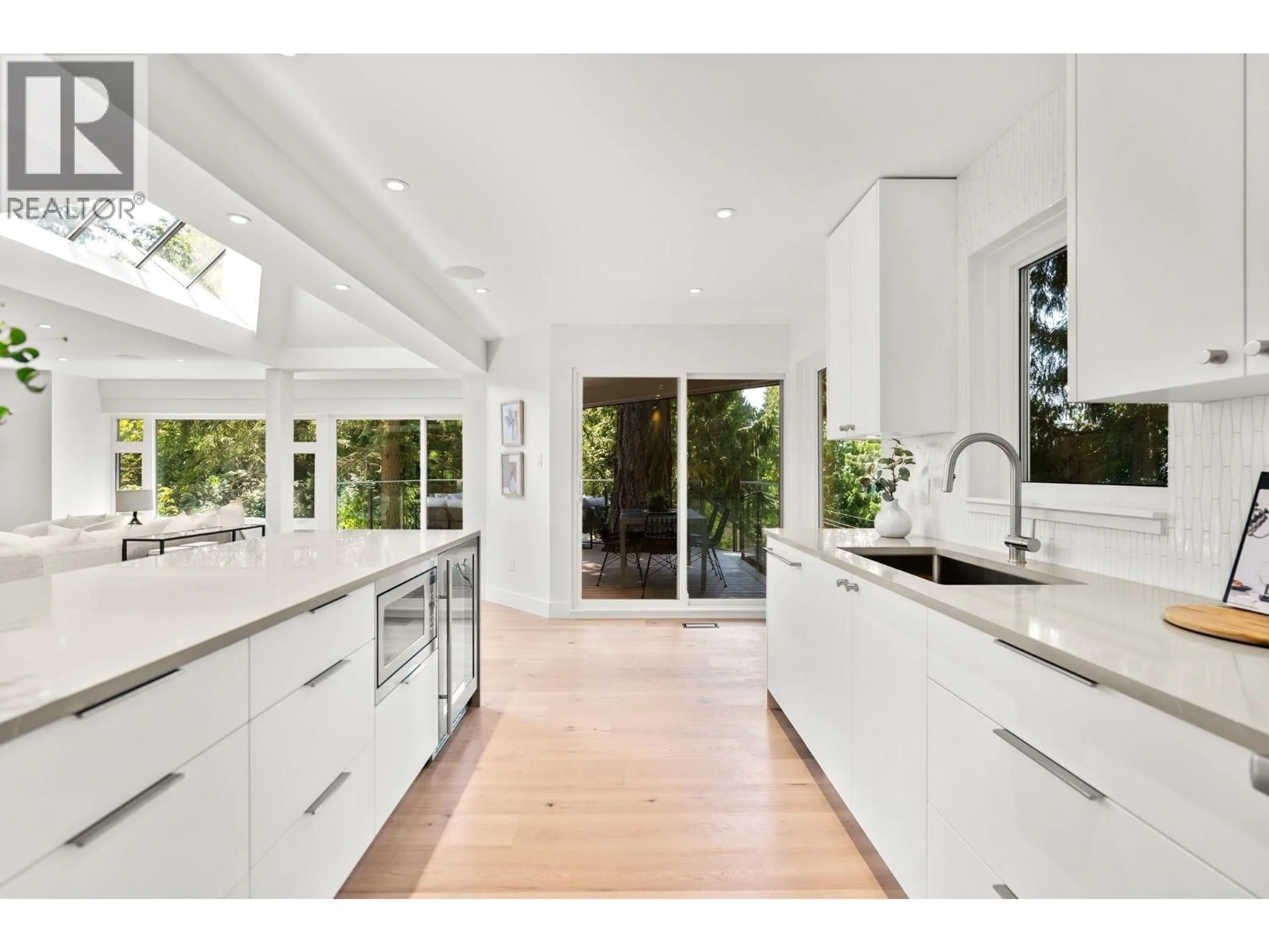 Contemporary kitchen, unknown for 5061 BEAR LANE, West Vancouver British Columbia V7W1L2