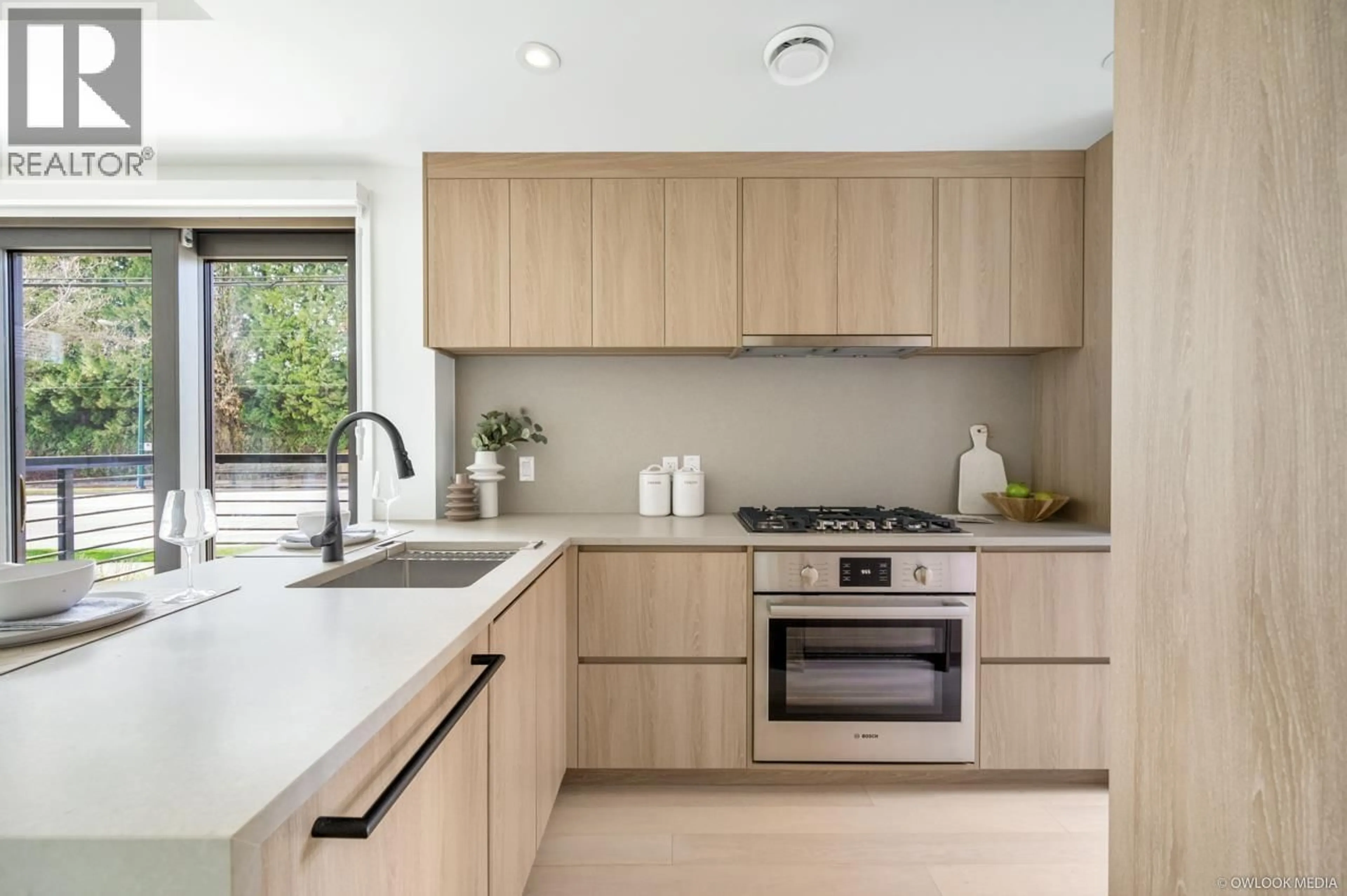 Contemporary kitchen, unknown for 6322 OAK STREET, Vancouver British Columbia V6M2W4