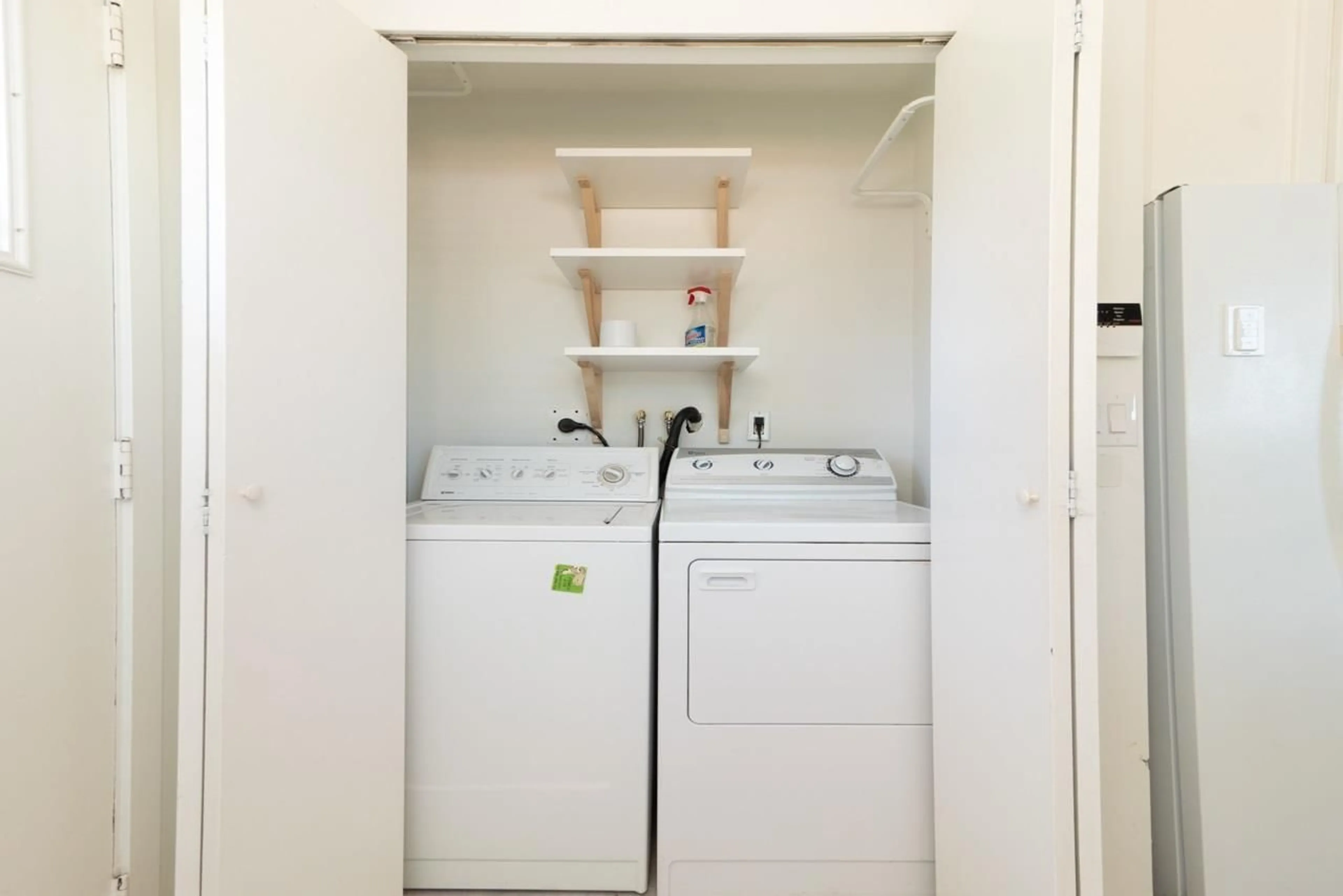 Laundry room for 15592 100 AVENUE, Surrey British Columbia V3R7S4