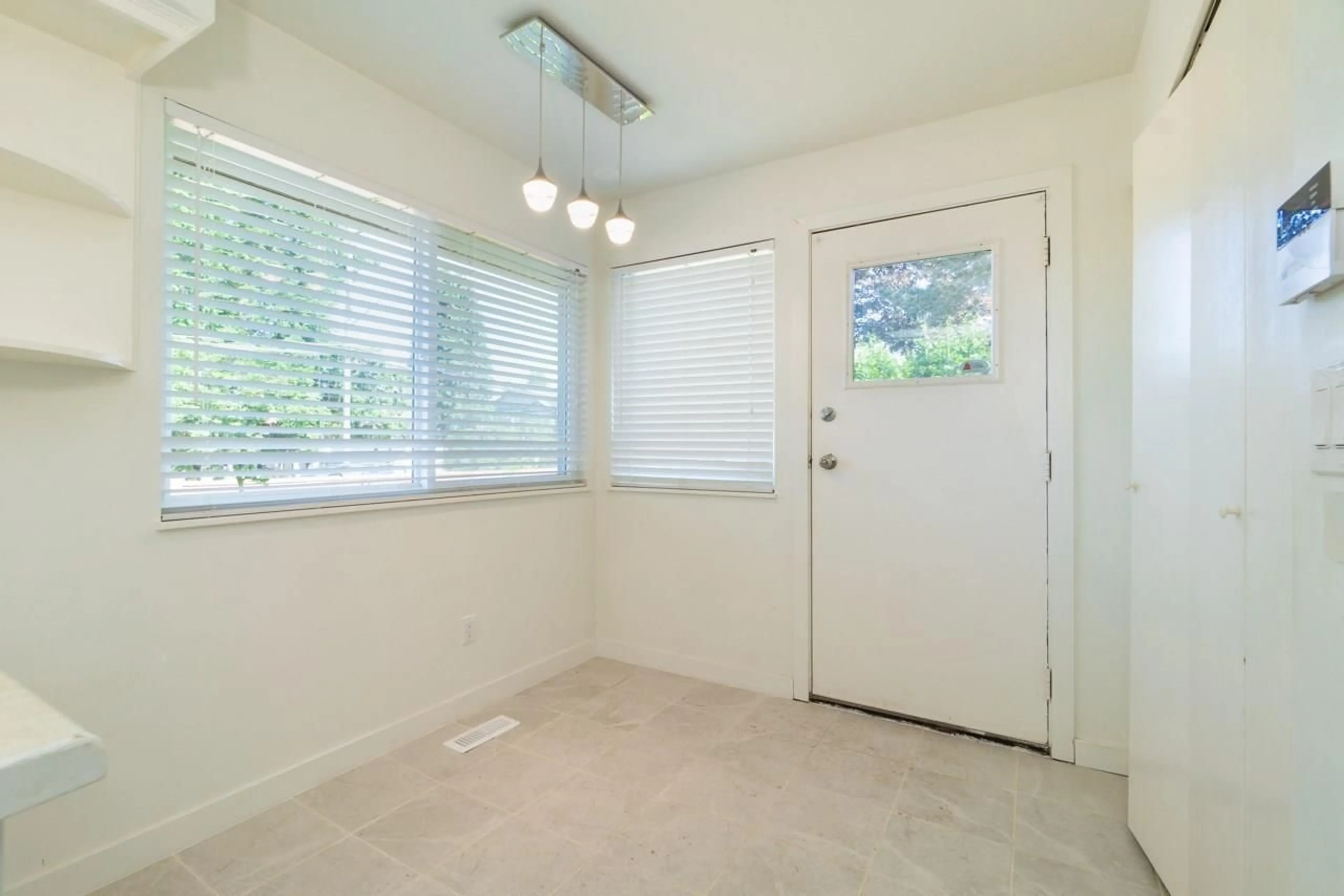 Indoor entryway for 15592 100 AVENUE, Surrey British Columbia V3R7S4
