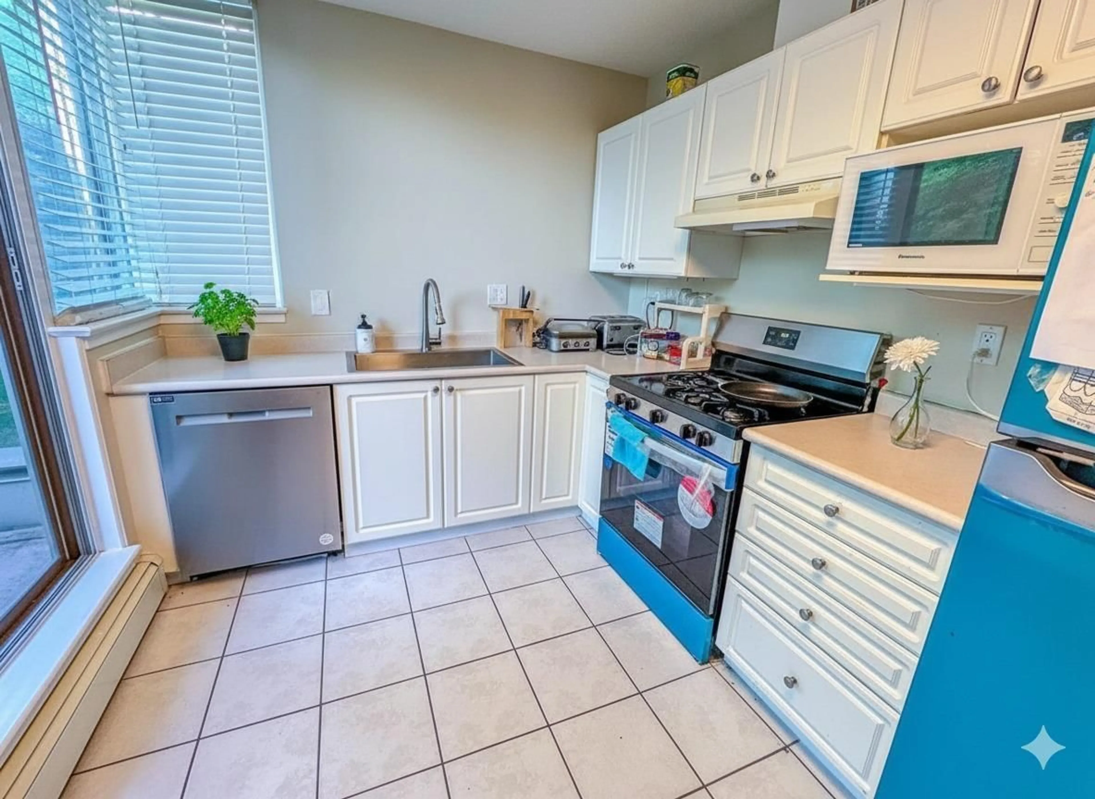 Standard kitchen, ceramic/tile floor for L02 - 13880 101 AVENUE, Surrey British Columbia V3T5T1