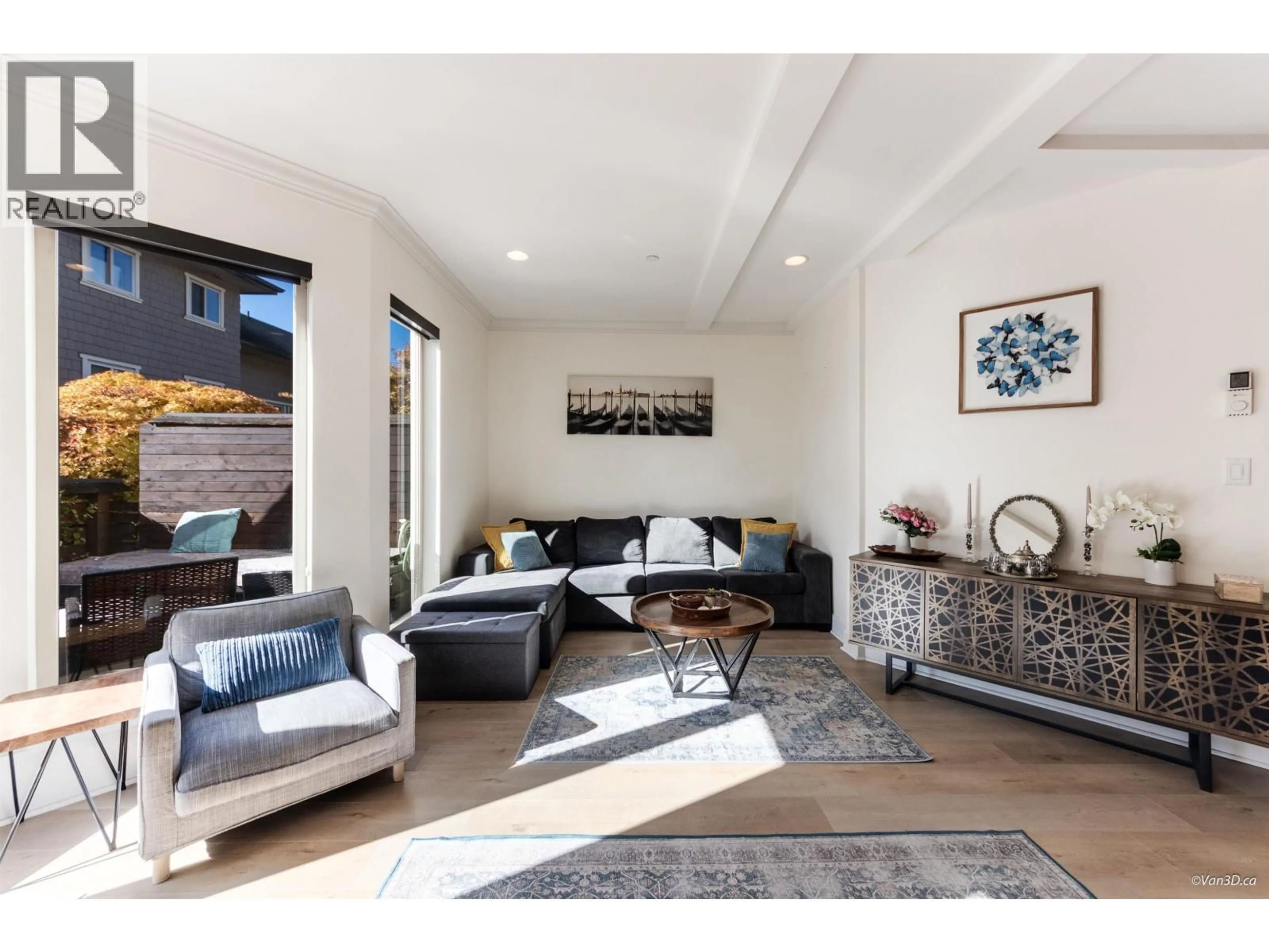 Living room with furniture, unknown for 9 - 215 4TH STREET, North Vancouver British Columbia V7L1J1