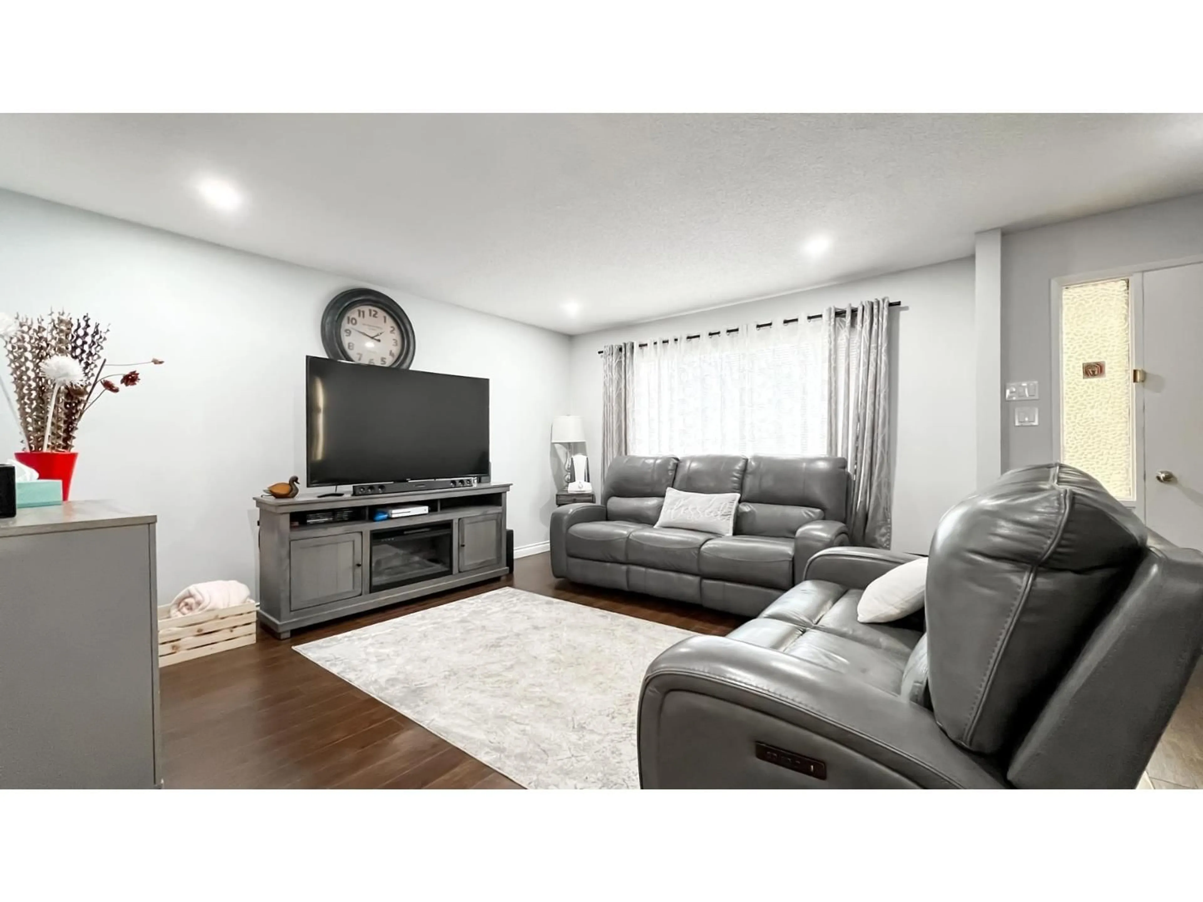 Living room with furniture, wood/laminate floor for 14096 66A AVENUE, Surrey British Columbia V3W6M4