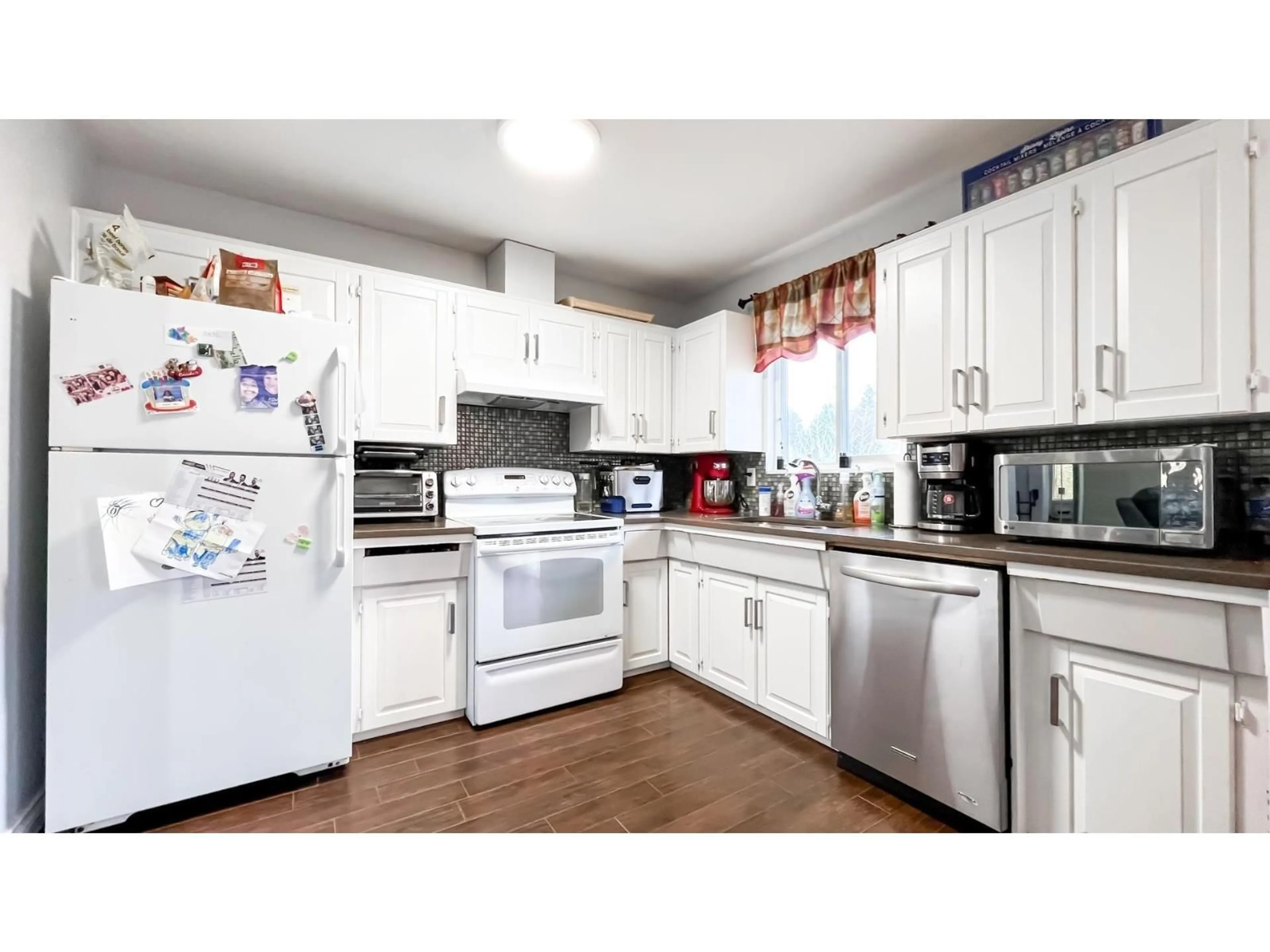 Standard kitchen, wood/laminate floor for 14096 66A AVENUE, Surrey British Columbia V3W6M4