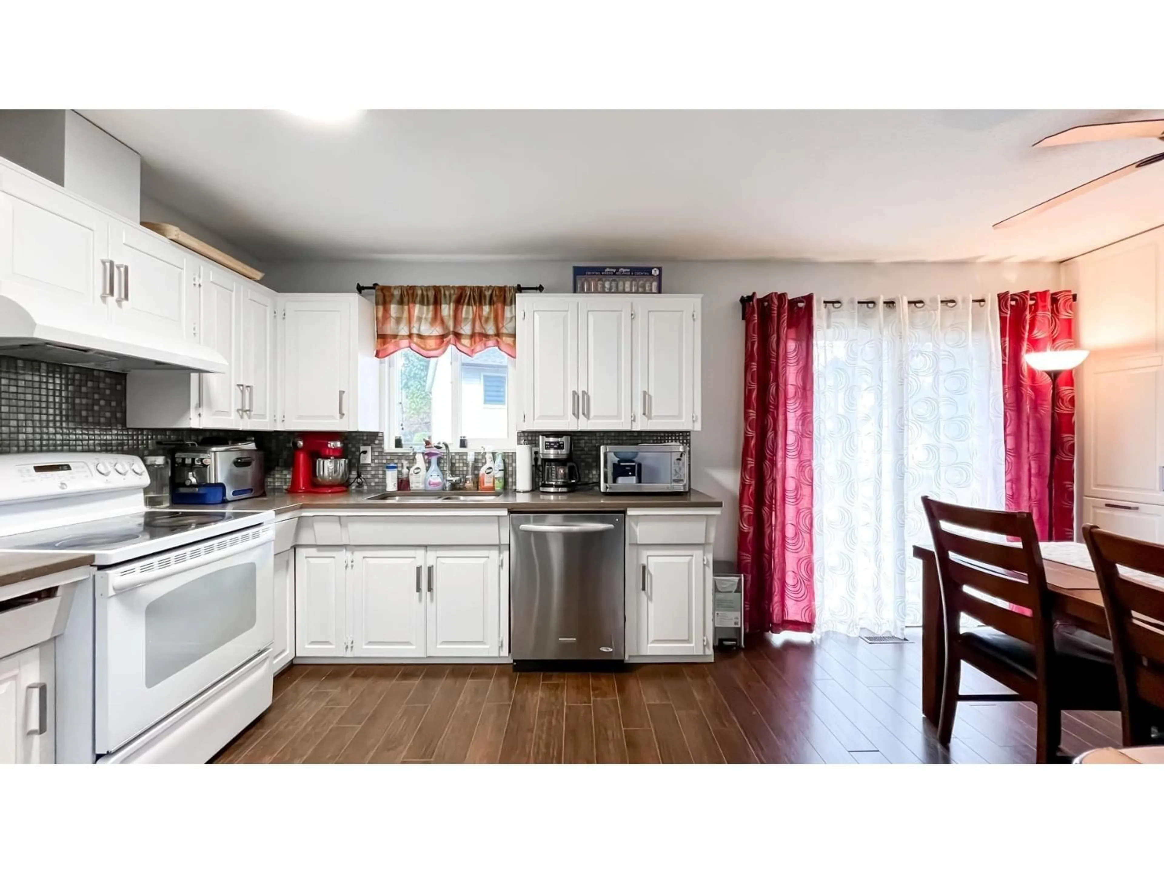 Open concept kitchen, wood/laminate floor for 14096 66A AVENUE, Surrey British Columbia V3W6M4