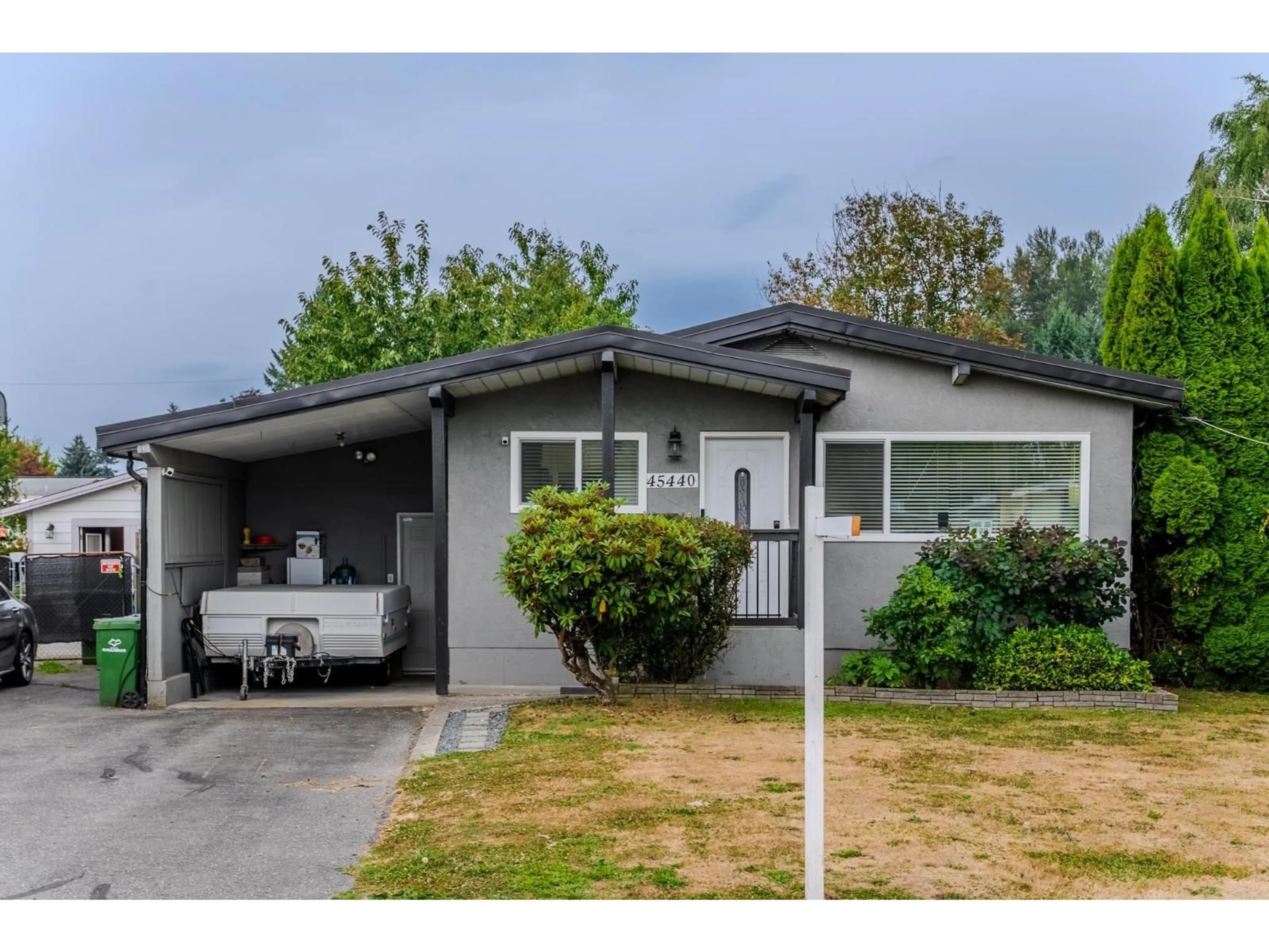 Home with vinyl exterior material, street for 45440 WELLINGTON AVENUE, Chilliwack British Columbia V2P2E9