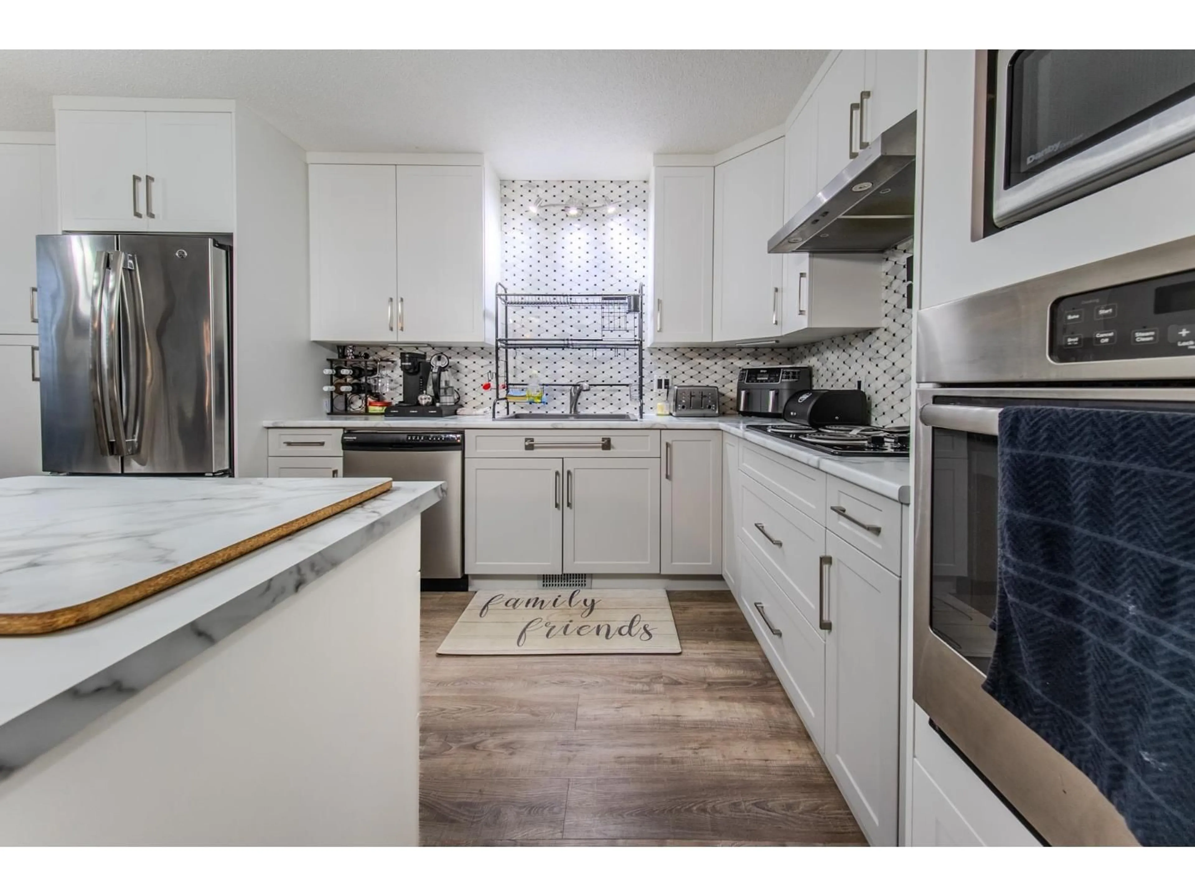 Open concept kitchen, wood/laminate floor for 45440 WELLINGTON AVENUE, Chilliwack British Columbia V2P2E9