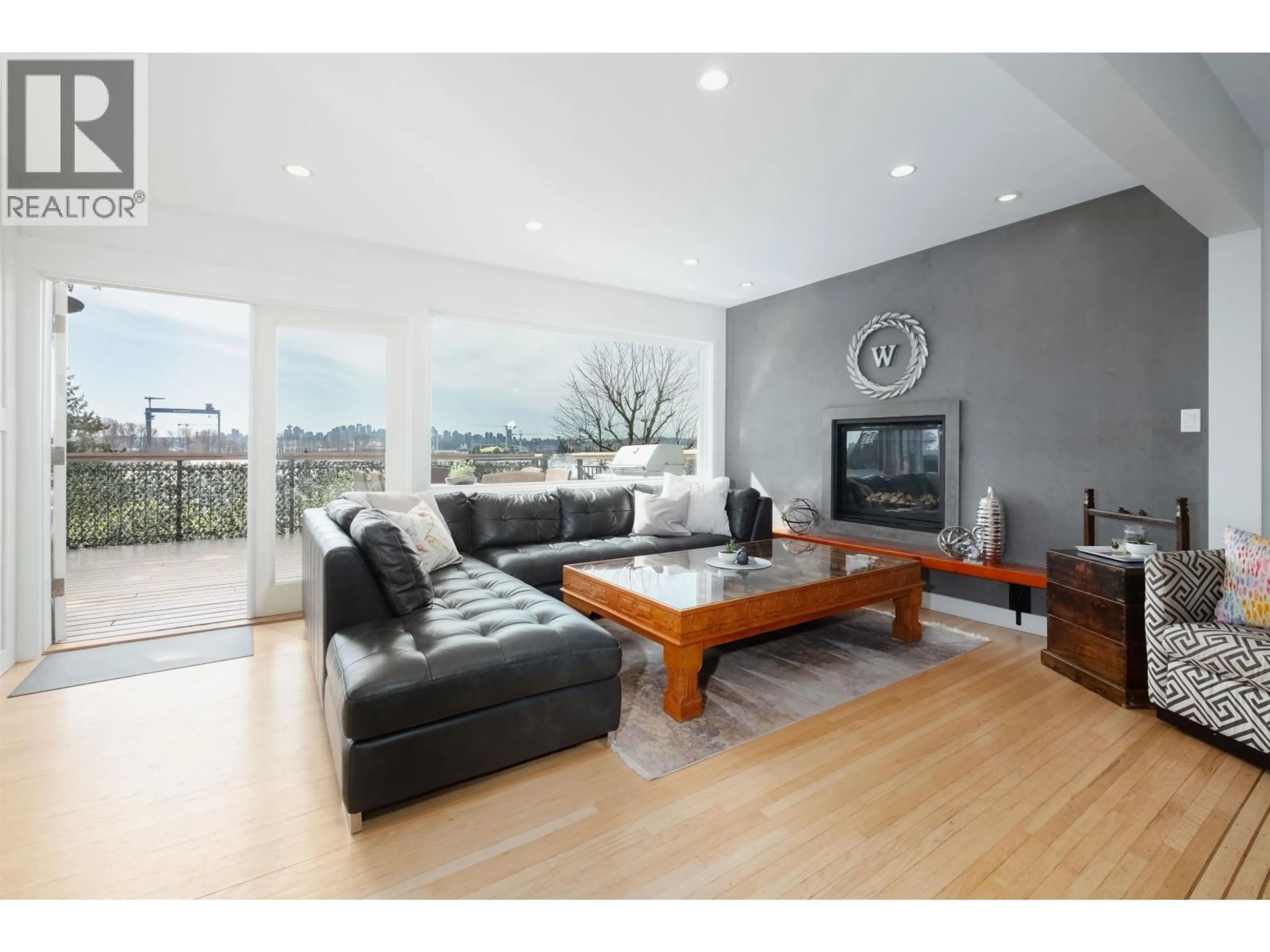 Living room with furniture, wood/laminate floor for 1095 KEITH ROAD, North Vancouver British Columbia V7P1Y6