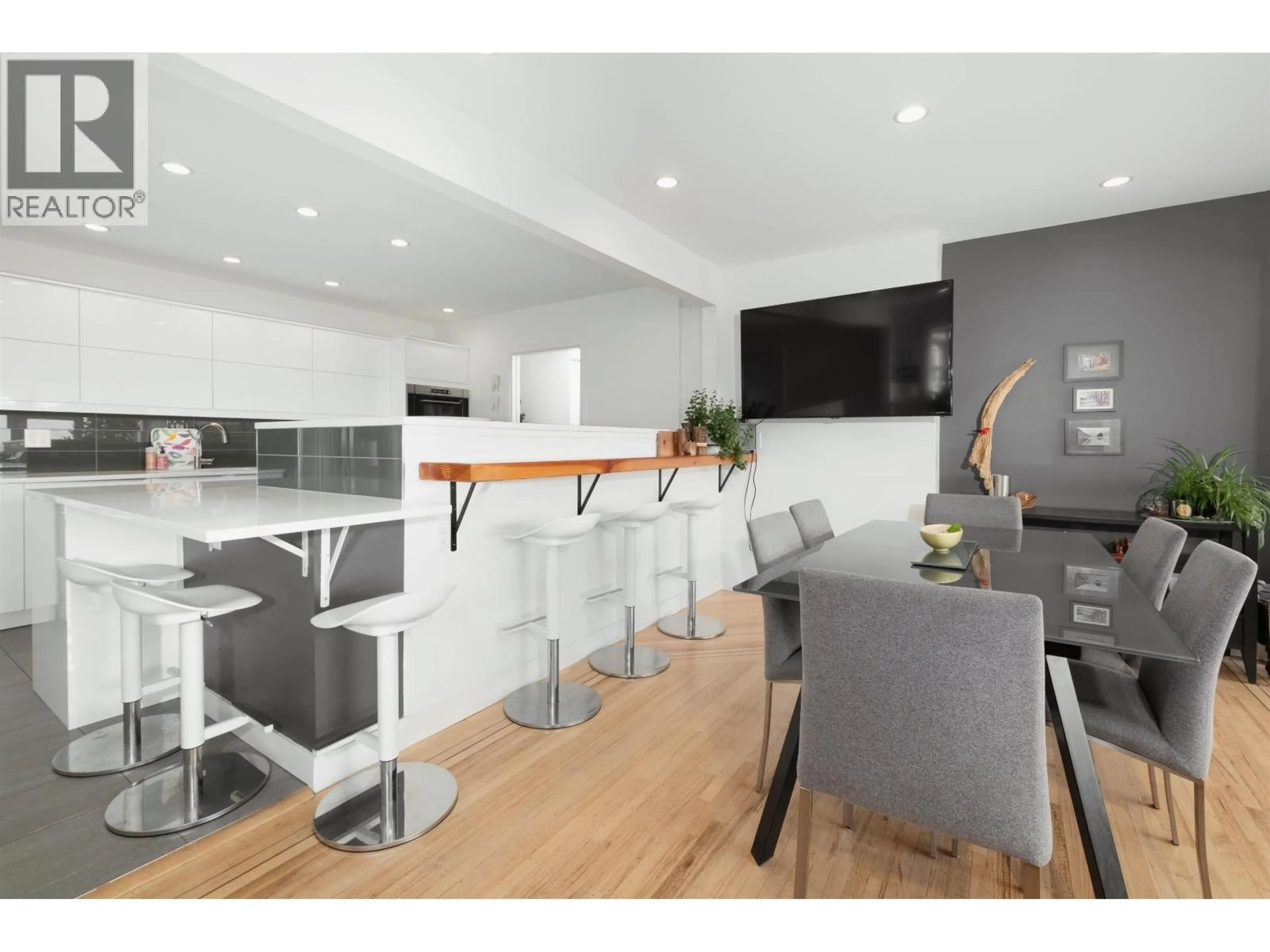 Open concept kitchen, wood/laminate floor for 1095 KEITH ROAD, North Vancouver British Columbia V7P1Y6