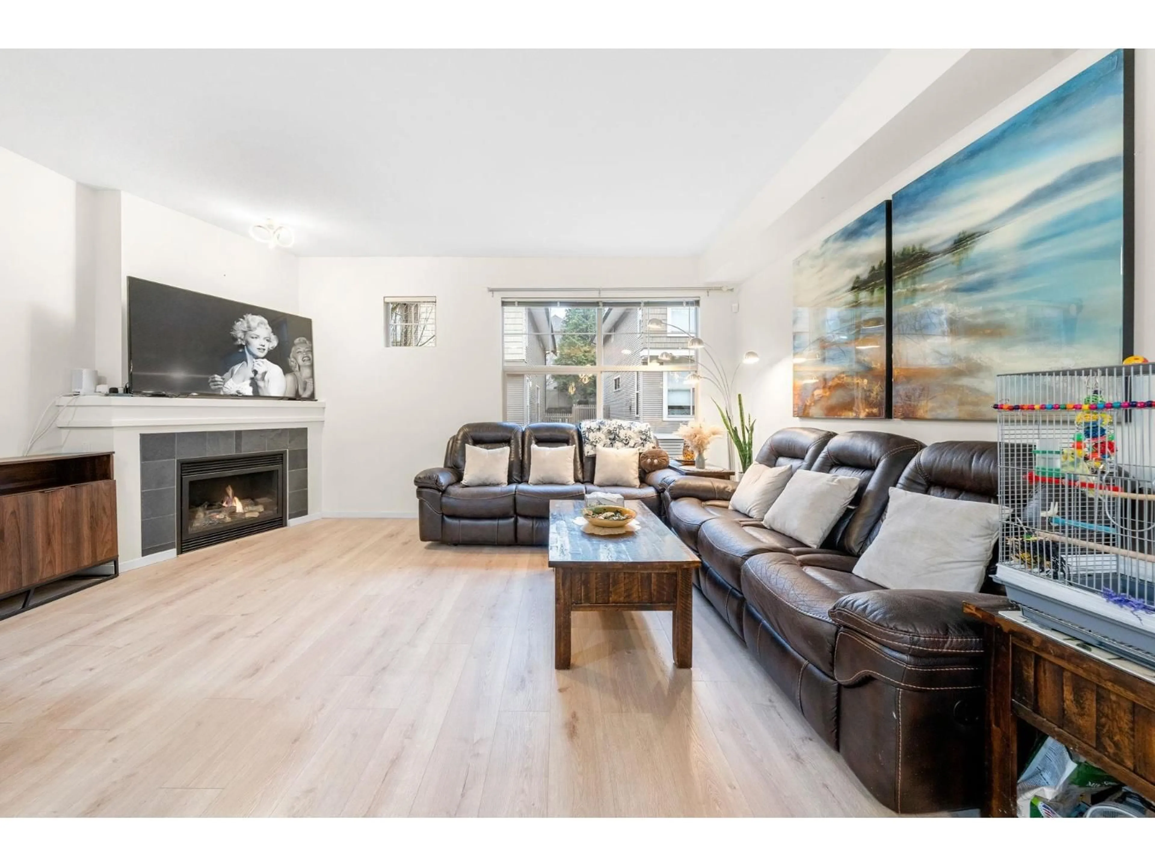 Living room with furniture, wood/laminate floor for 95 - 15152 62A AVENUE, Surrey British Columbia V3S1V1