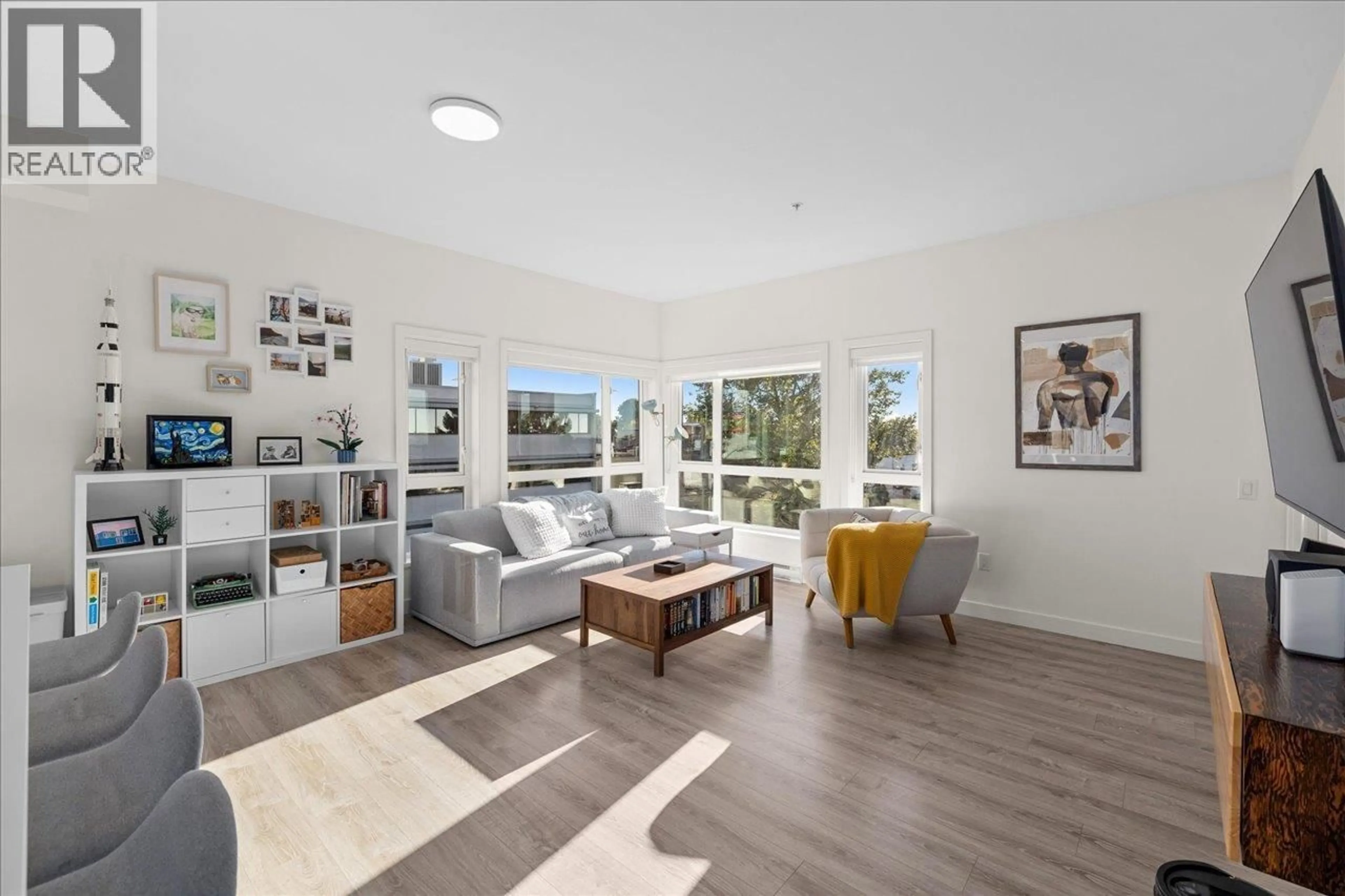 Living room with furniture, unknown for 402 - 610 BRANTFORD STREET, New Westminster British Columbia V3M1W7