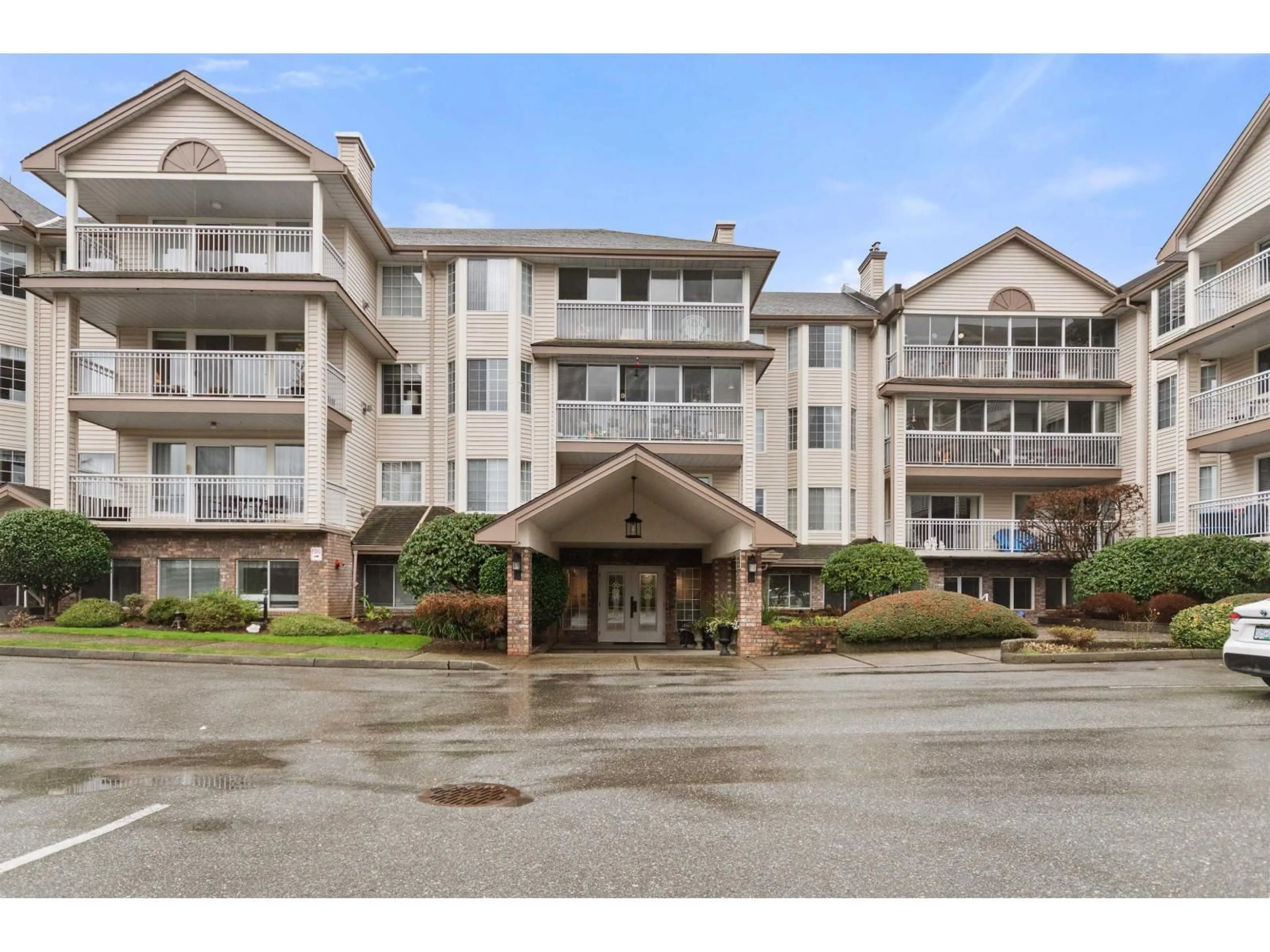 Indoor foyer for 209 - 2491 GLADWIN ROAD, Abbotsford British Columbia V2T3N8